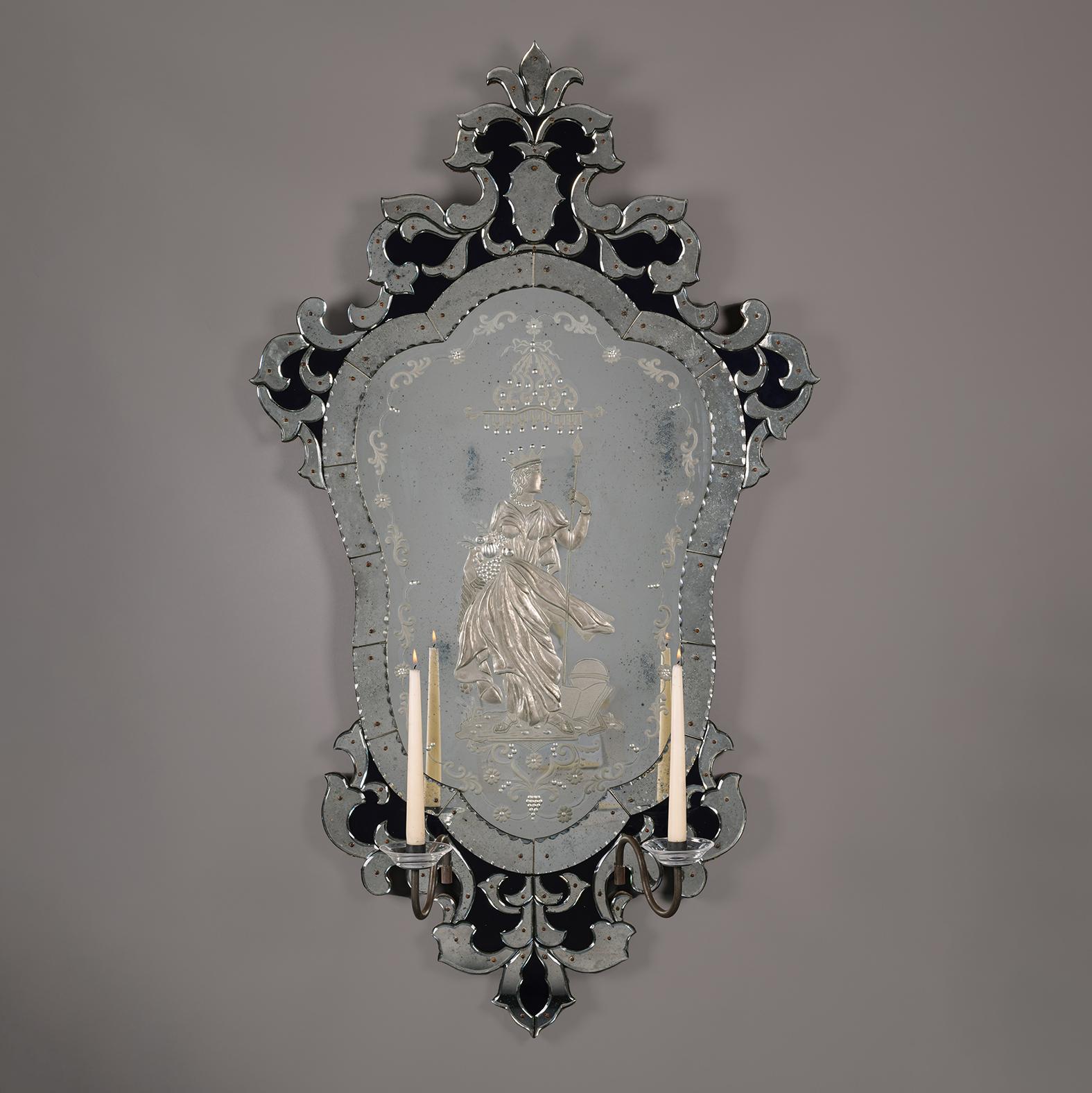 Italiano Un set di quattro specchi da parete Girandole in vetro blu e trasparente inciso veneziano in vendita