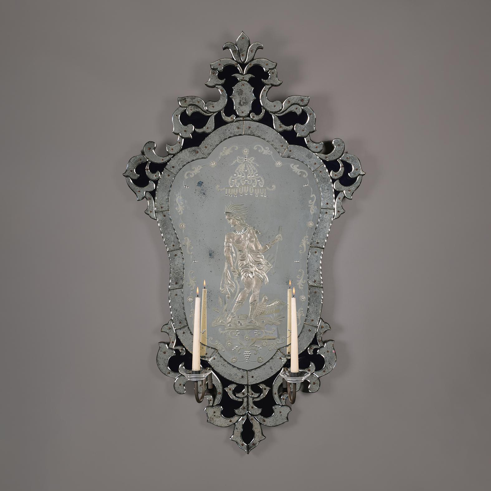 Realizzato con acquaforte Un set di quattro specchi da parete Girandole in vetro blu e trasparente inciso veneziano in vendita
