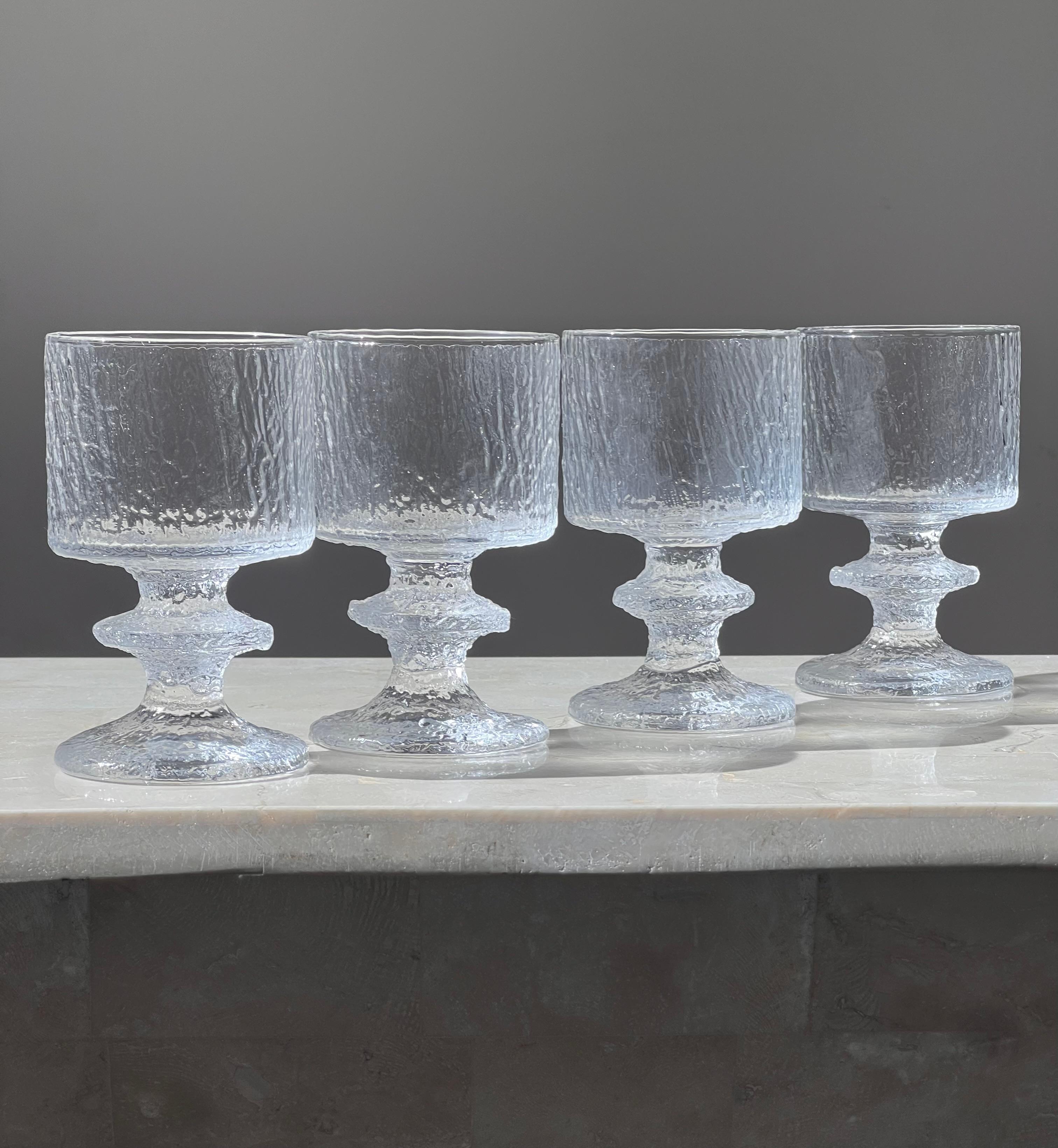Mid-Century moderno Set di quattro bicchieri da vino bianchi di LASIA, Finlandia, metà del XX secolo