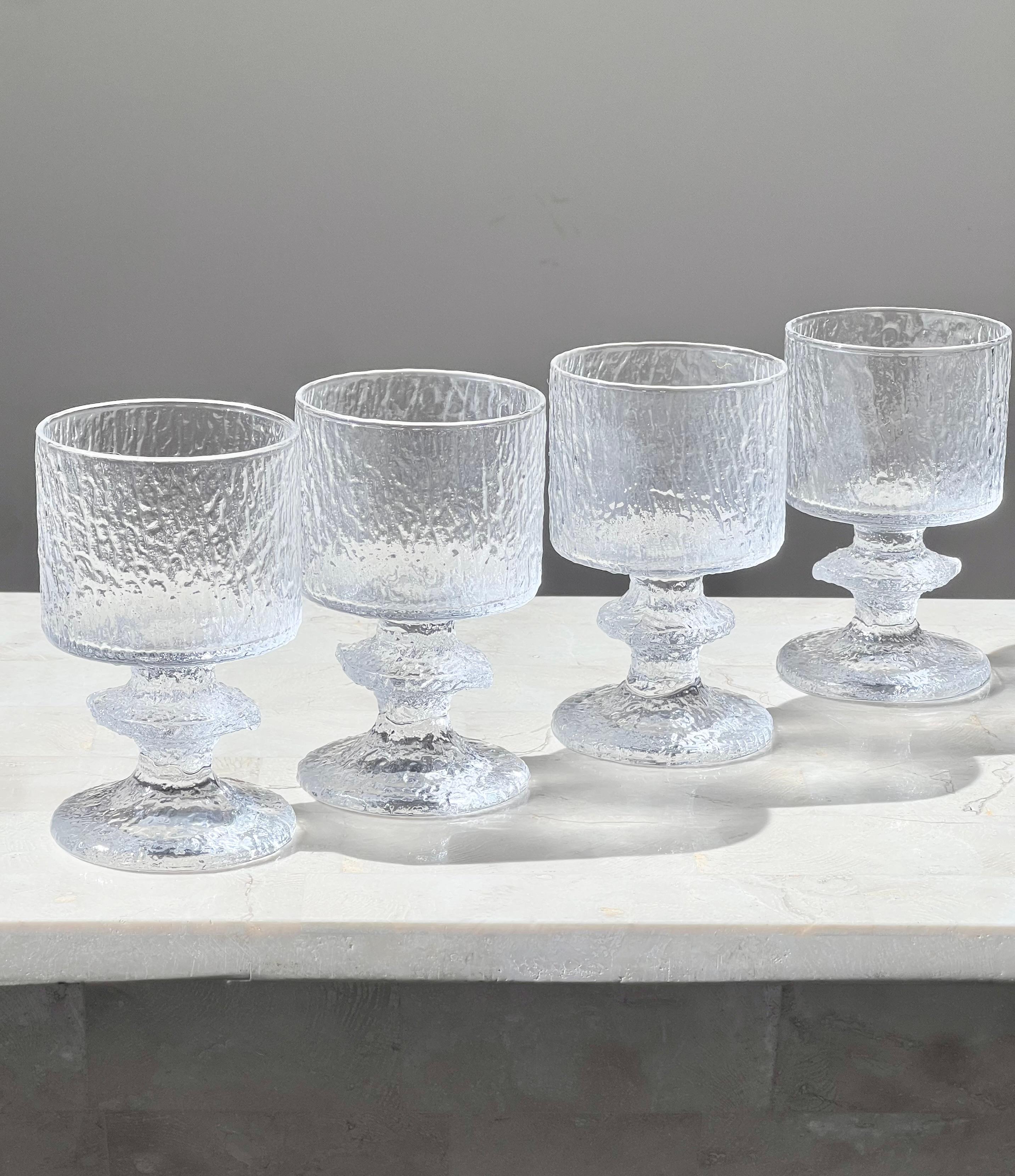 Finlandese Set di quattro bicchieri da vino bianchi di LASIA, Finlandia, metà del XX secolo