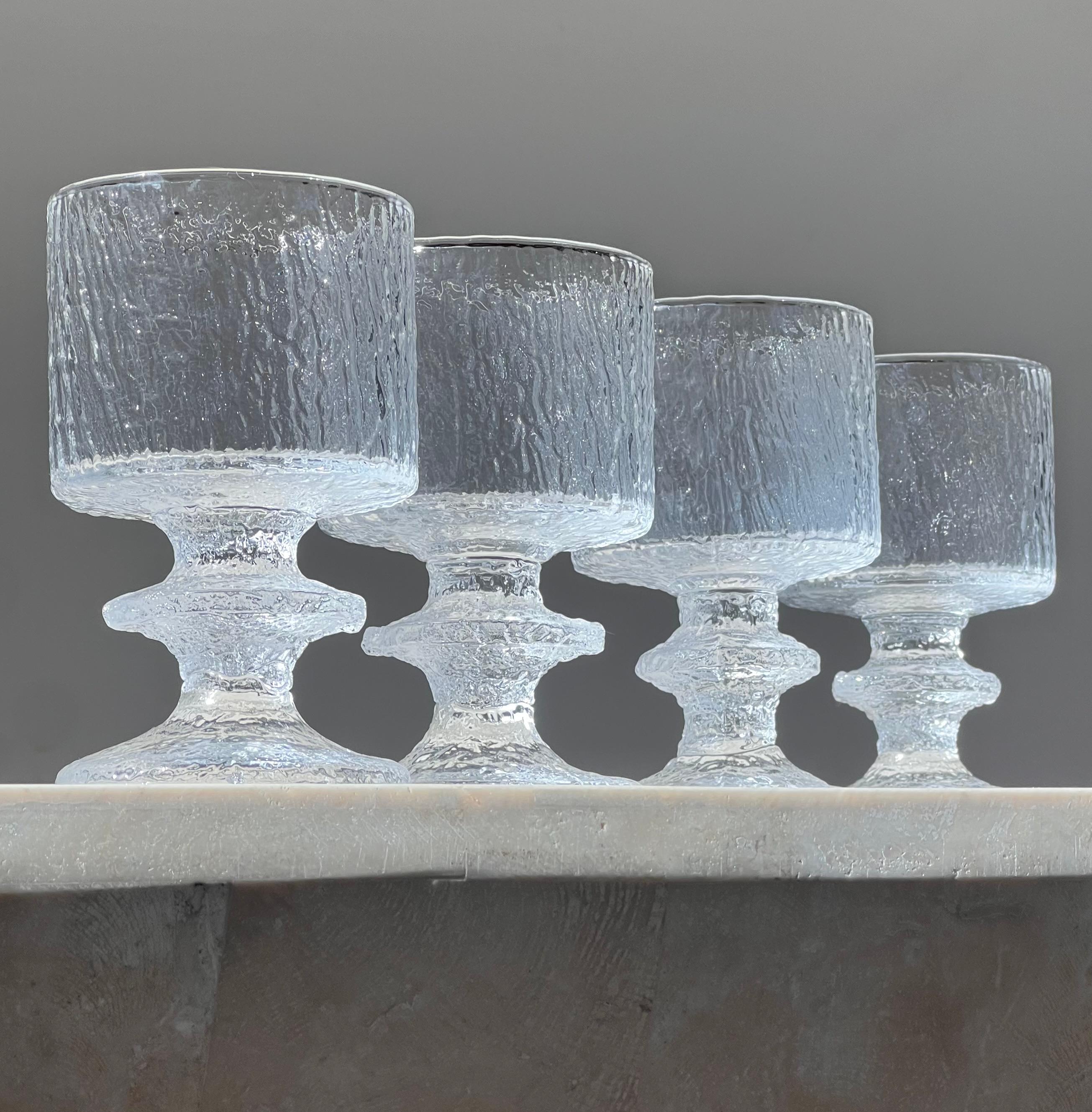 Fatto a mano Set di quattro bicchieri da vino bianchi di LASIA, Finlandia, metà del XX secolo