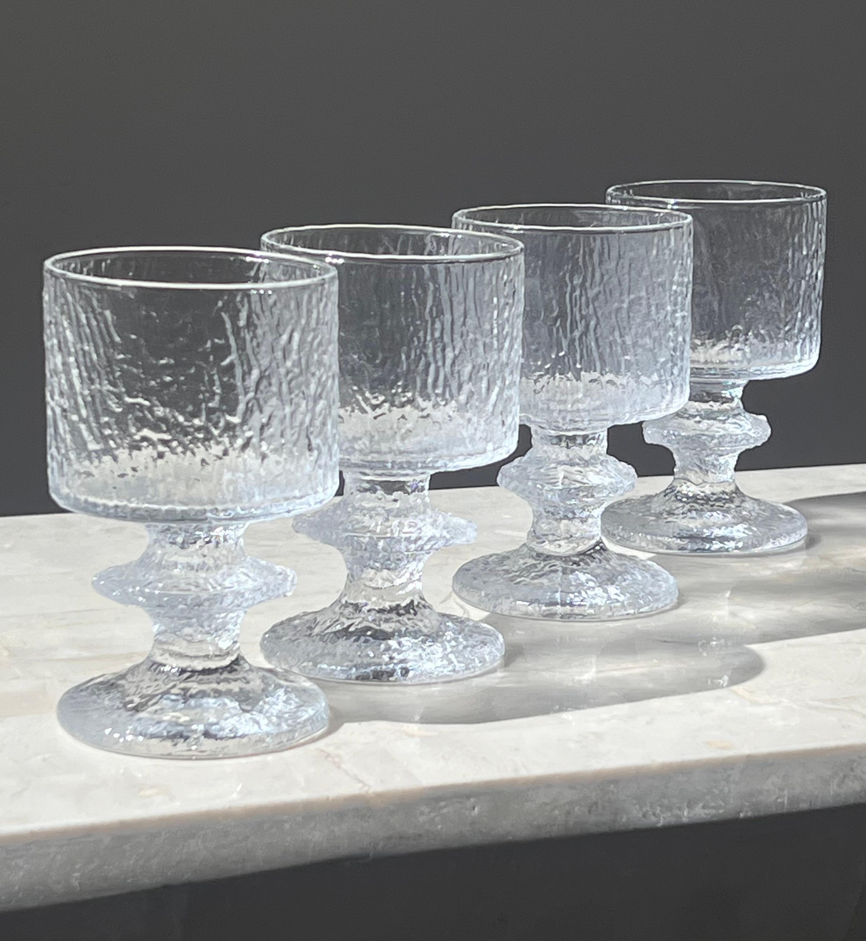 Metà XX secolo Set di quattro bicchieri da vino bianchi di LASIA, Finlandia, metà del XX secolo
