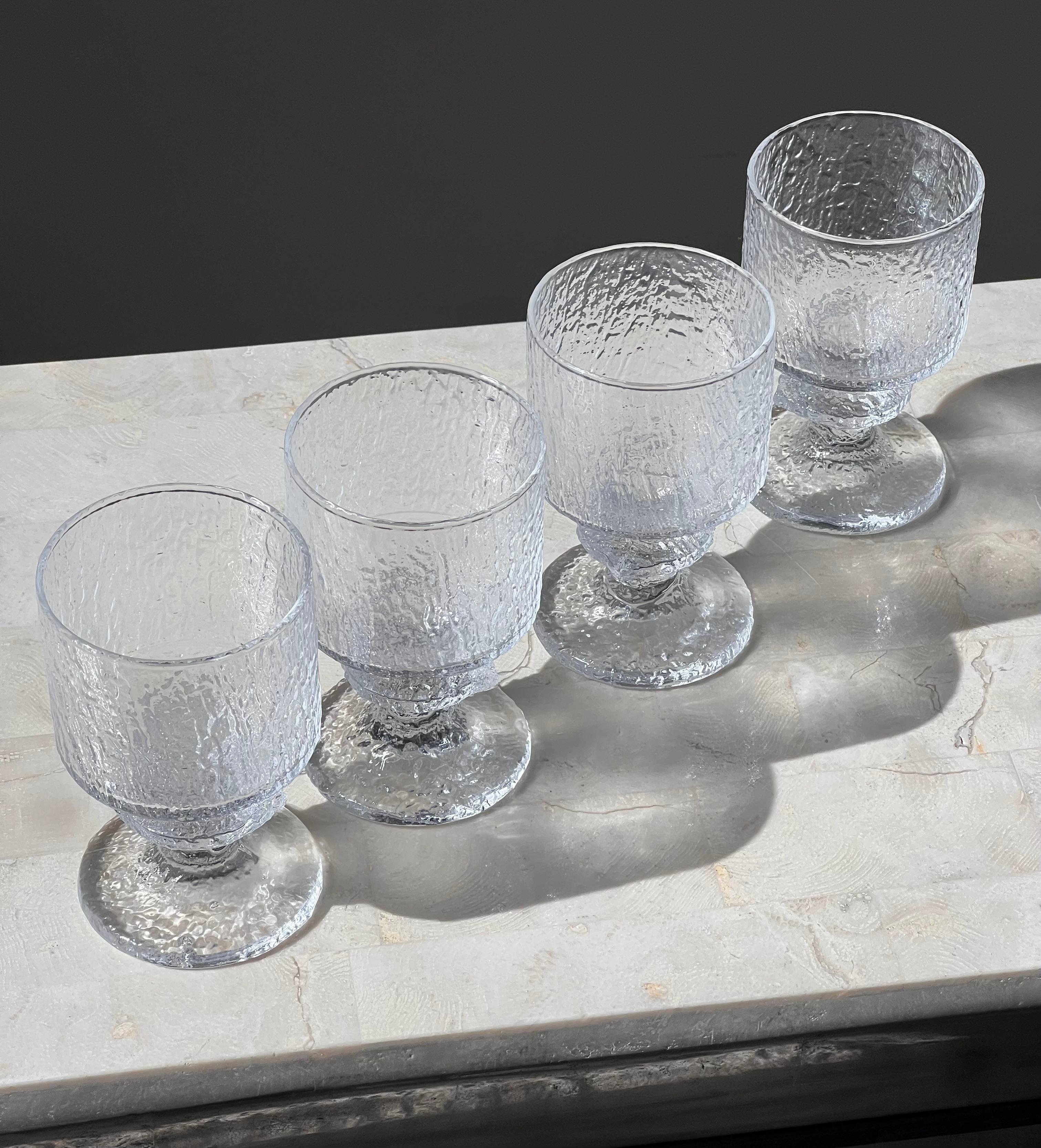 Vetro Set di quattro bicchieri da vino bianchi di LASIA, Finlandia, metà del XX secolo