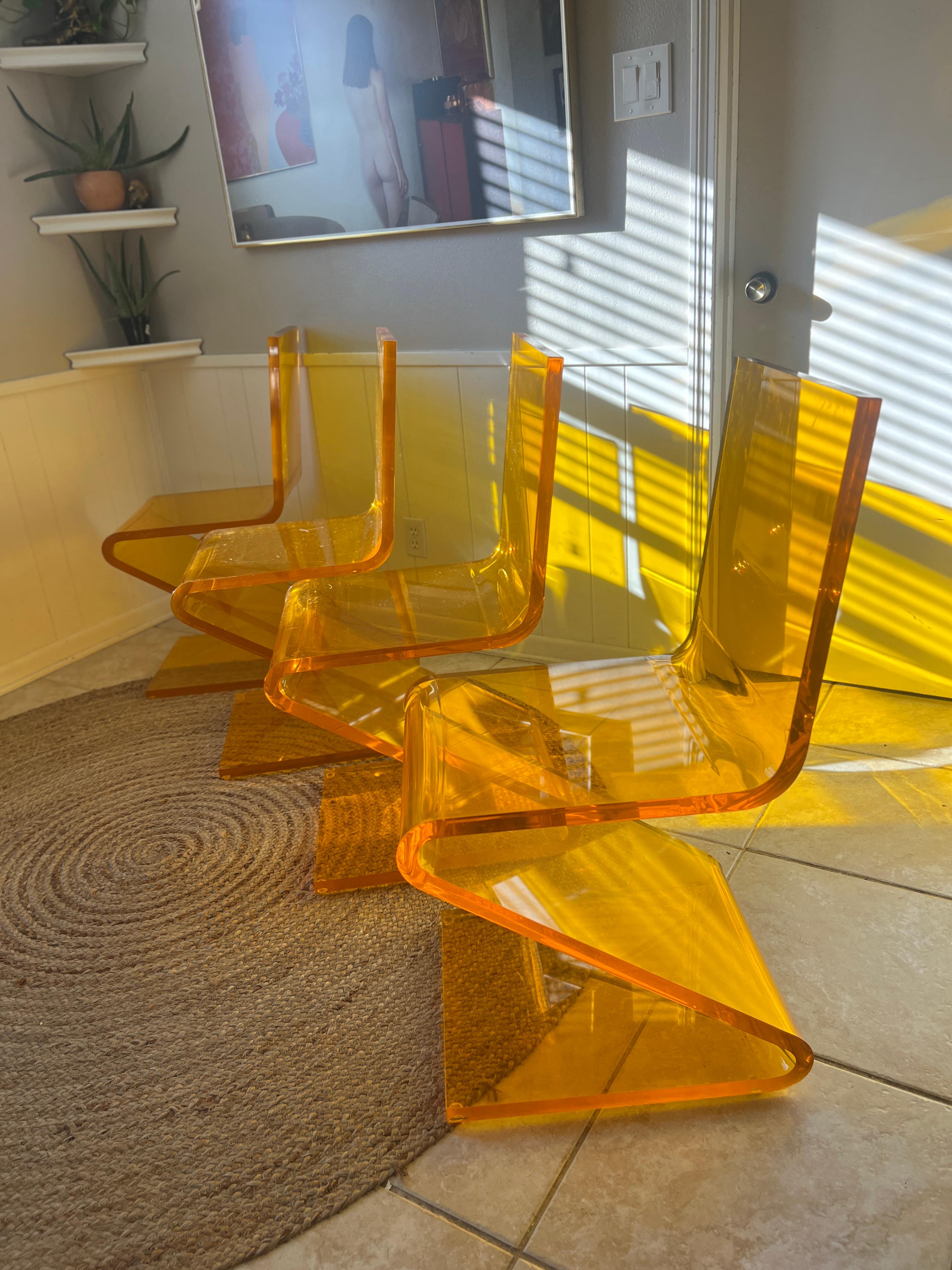 Un juego de cuatro sillas Z de Haziza en lucita de 2,5 cm de grosor de color naranja en venta 8