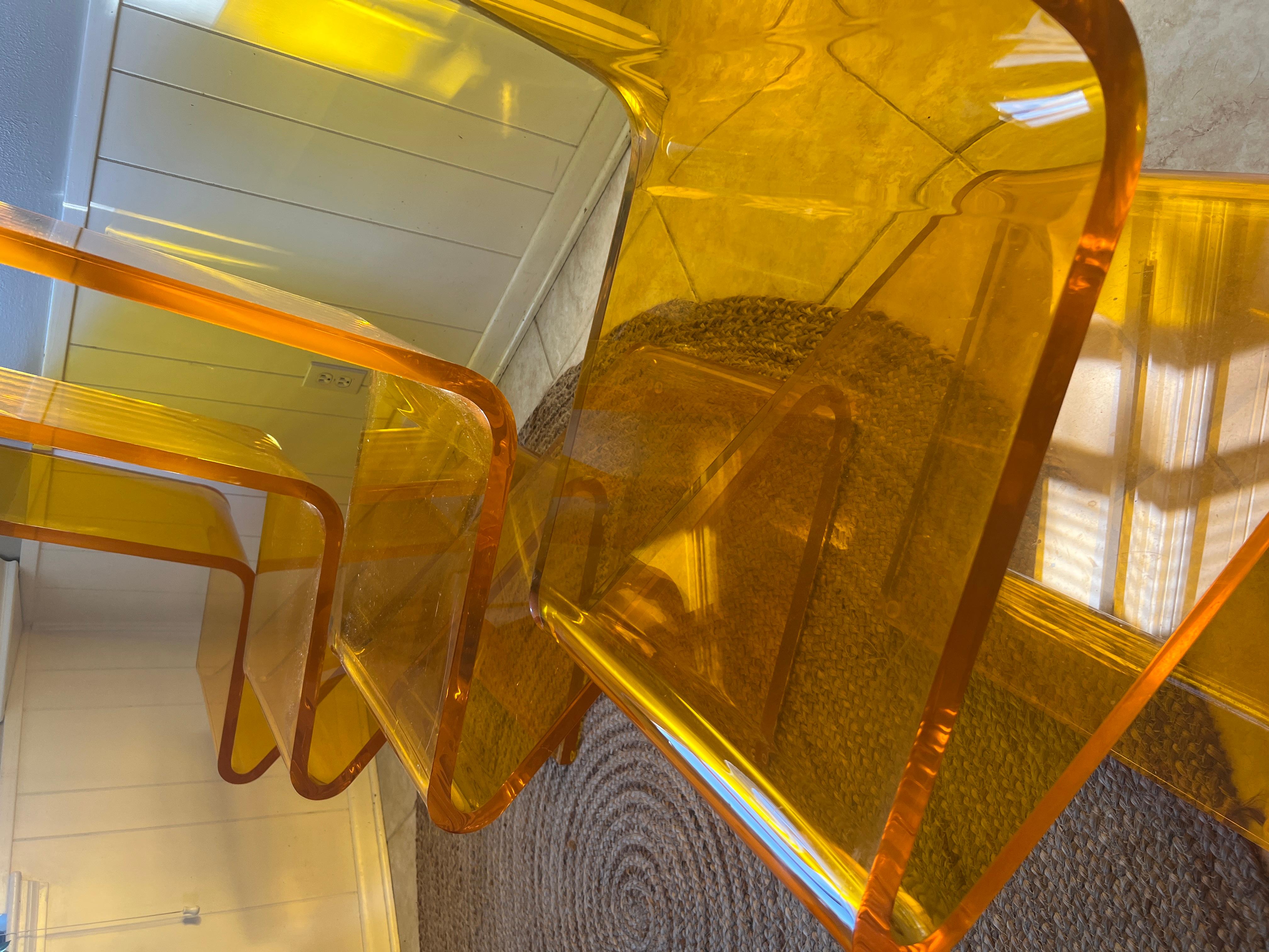 XXIe siècle et contemporain Un ensemble de quatre chaises Z par Haziza dans une couleur orange lucite de 1 épaisseur. en vente