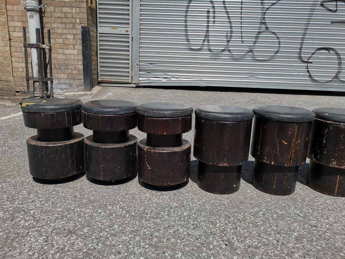 Conjunto de catorce taburetes de madera de mediados de siglo para cafetería o bar de distintos diseños en venta 2