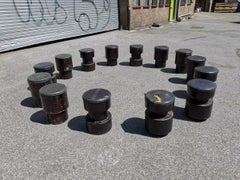 Conjunto de catorce taburetes de madera de mediados de siglo para cafetería o bar de distintos diseños