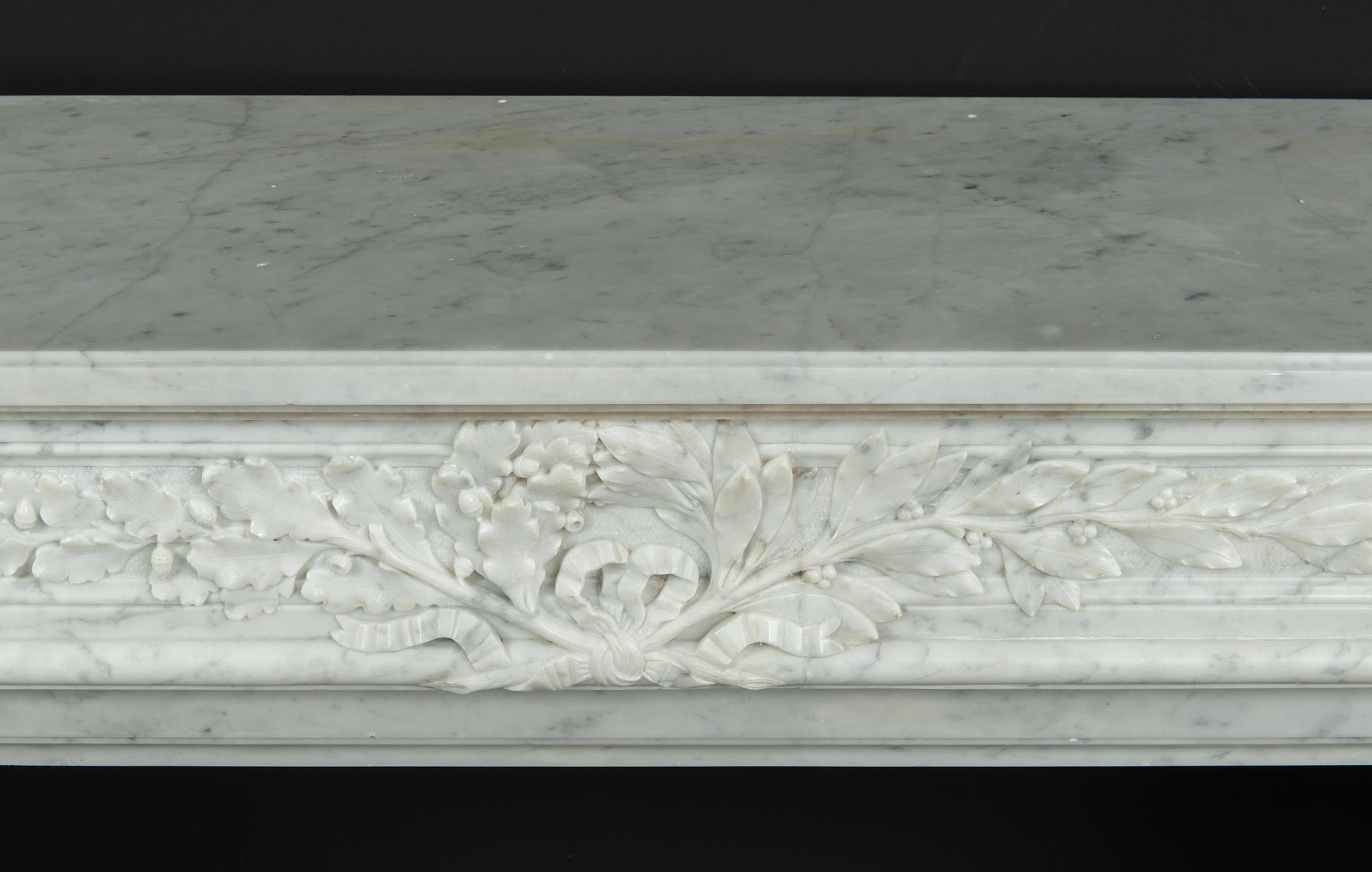 Set antiker französischer Kaminsimse aus weißem Carrara-Marmor im Louis-XVI-Stil (Handgeschnitzt) im Angebot