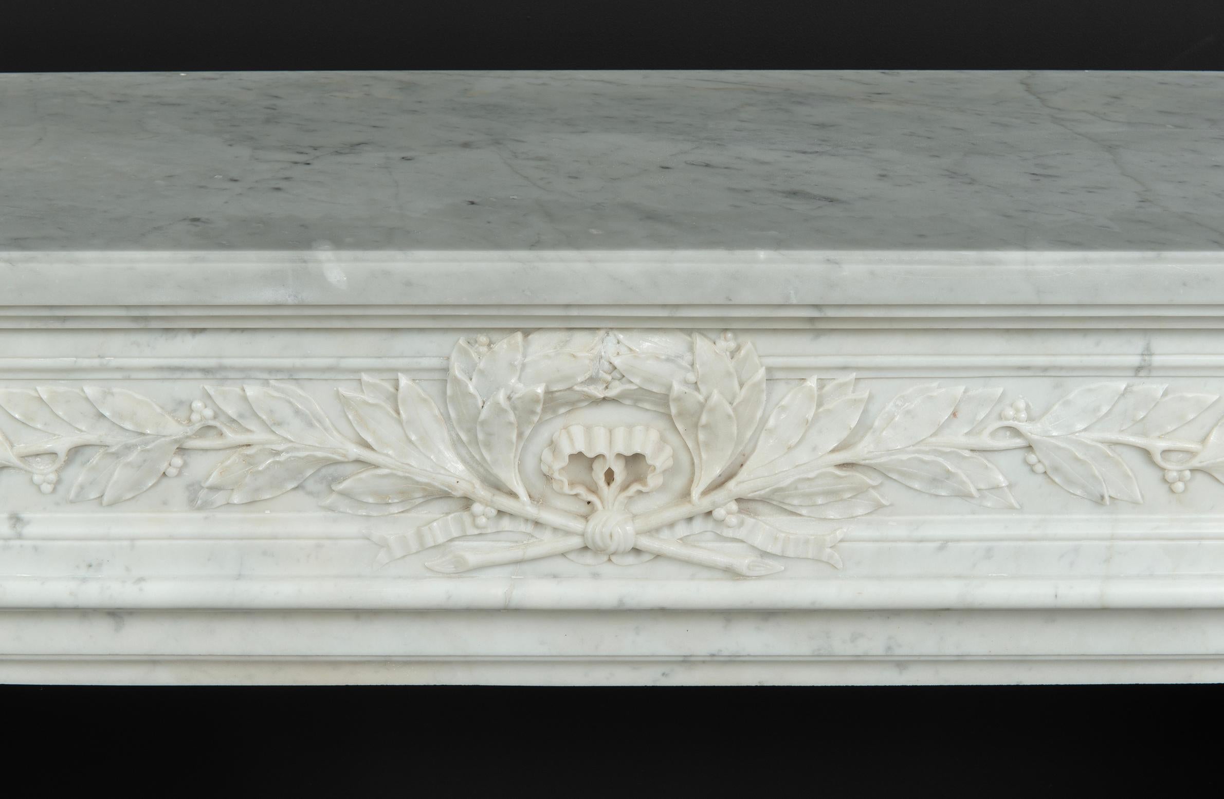 Juego de repisas de chimenea francesas antiguas de mármol blanco de Carrara Luis XVI siglo XIX en venta