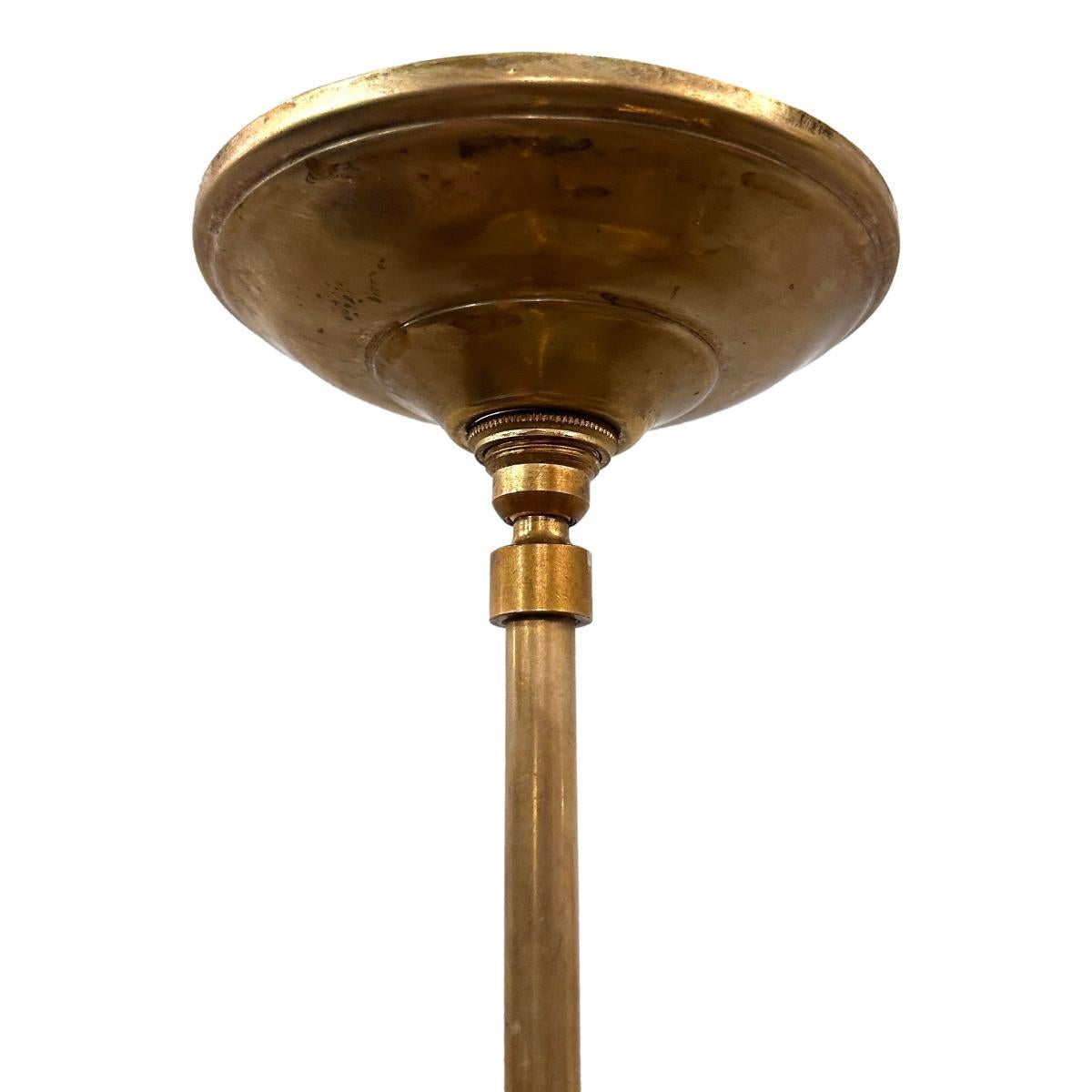 Un set di quattro lampade a sospensione in metallo dorato francese degli anni '30 circa con quattro luci interne. Venduto singolarmente.

Misure:
Altezza: 12
