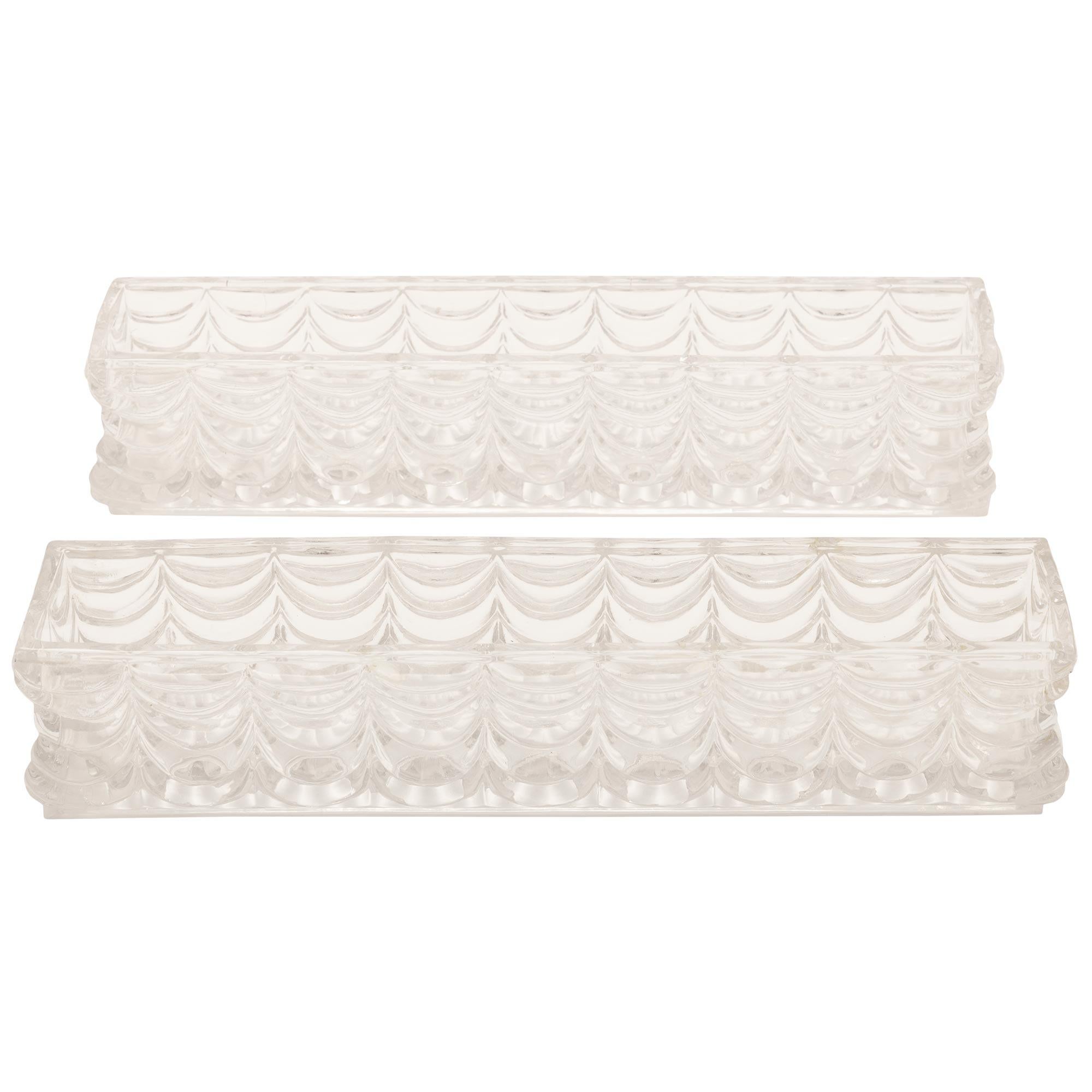 Cristal Un ensemble de centres de table français en cristal de style Louis XVI attribué à Baccarat en vente