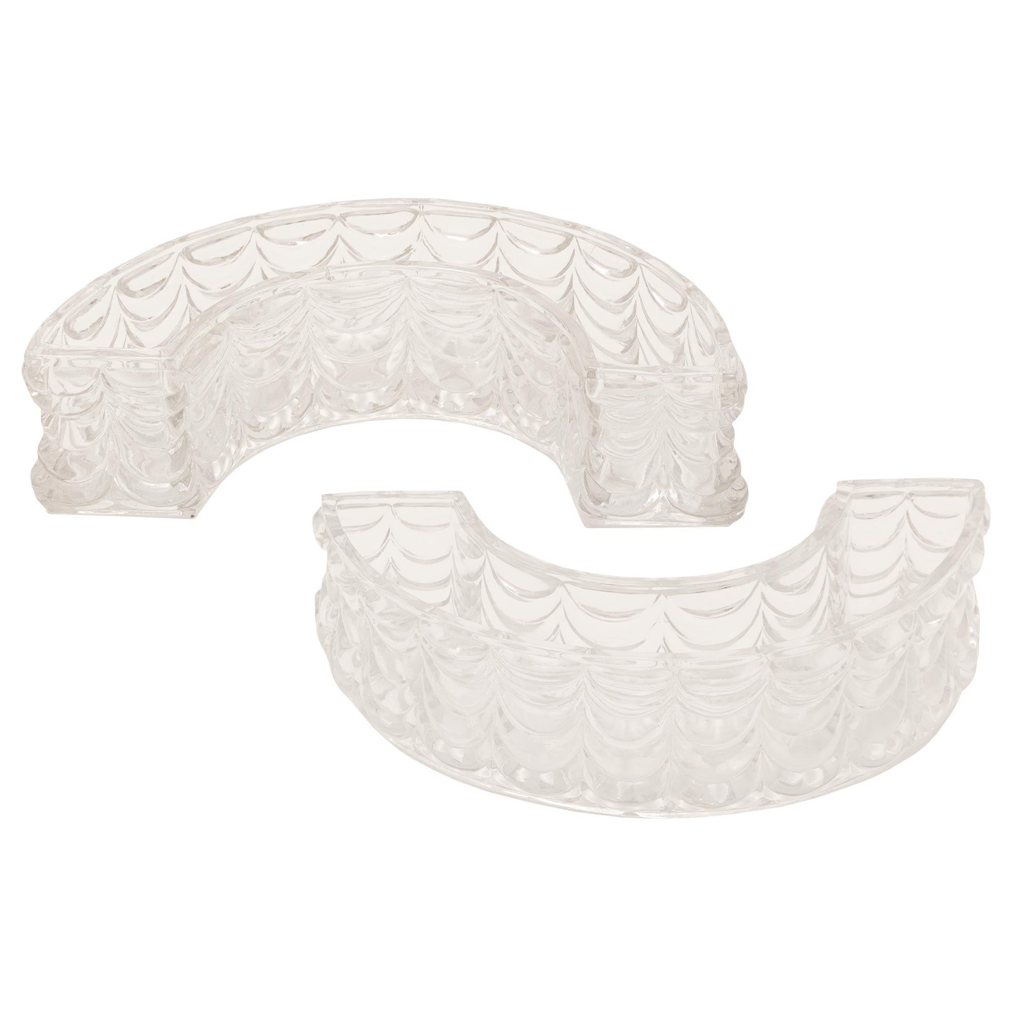 Un ensemble de centres de table français en cristal de style Louis XVI attribué à Baccarat en vente 1