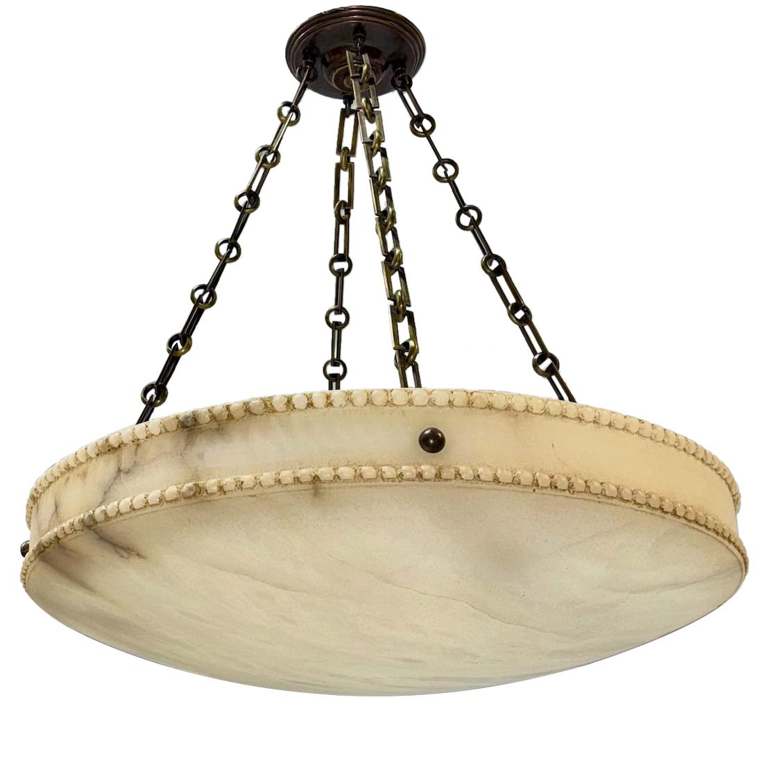 Un set di tre lampade in alabastro intagliato in stile neoclassico francese degli anni '60 circa. Venduto singolarmente.

Misure:
Caduta attuale: 24
Diametro: 25