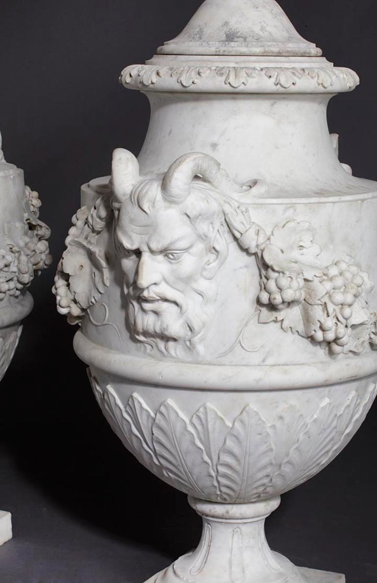 Set of French Sculpted White Marble Vases in Neoclassical Style In Good Condition In Baambrugge, NL