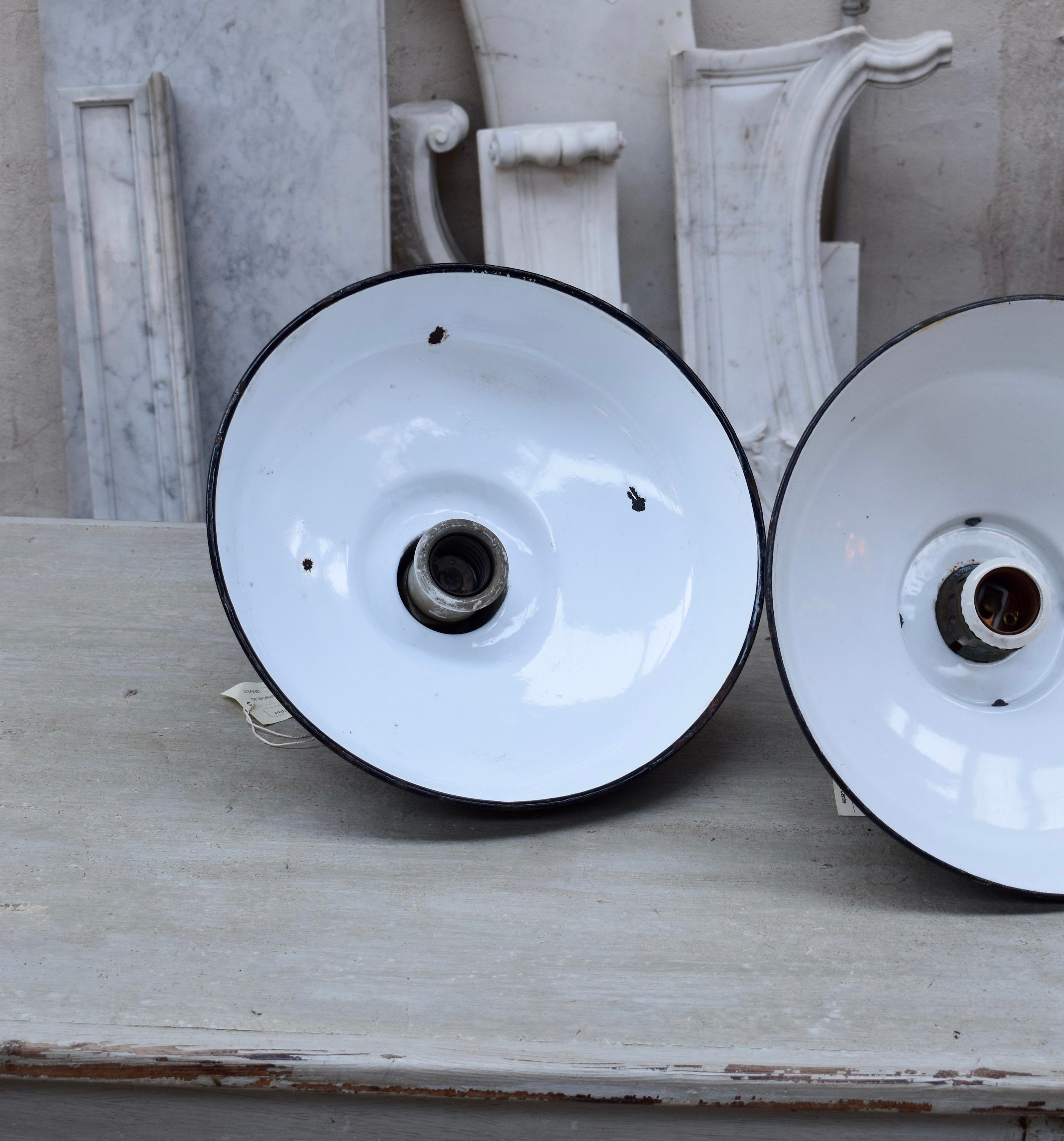 Ensemble de lampes industrielles suspendues en émail noir, datant des années 1940. en vente 3