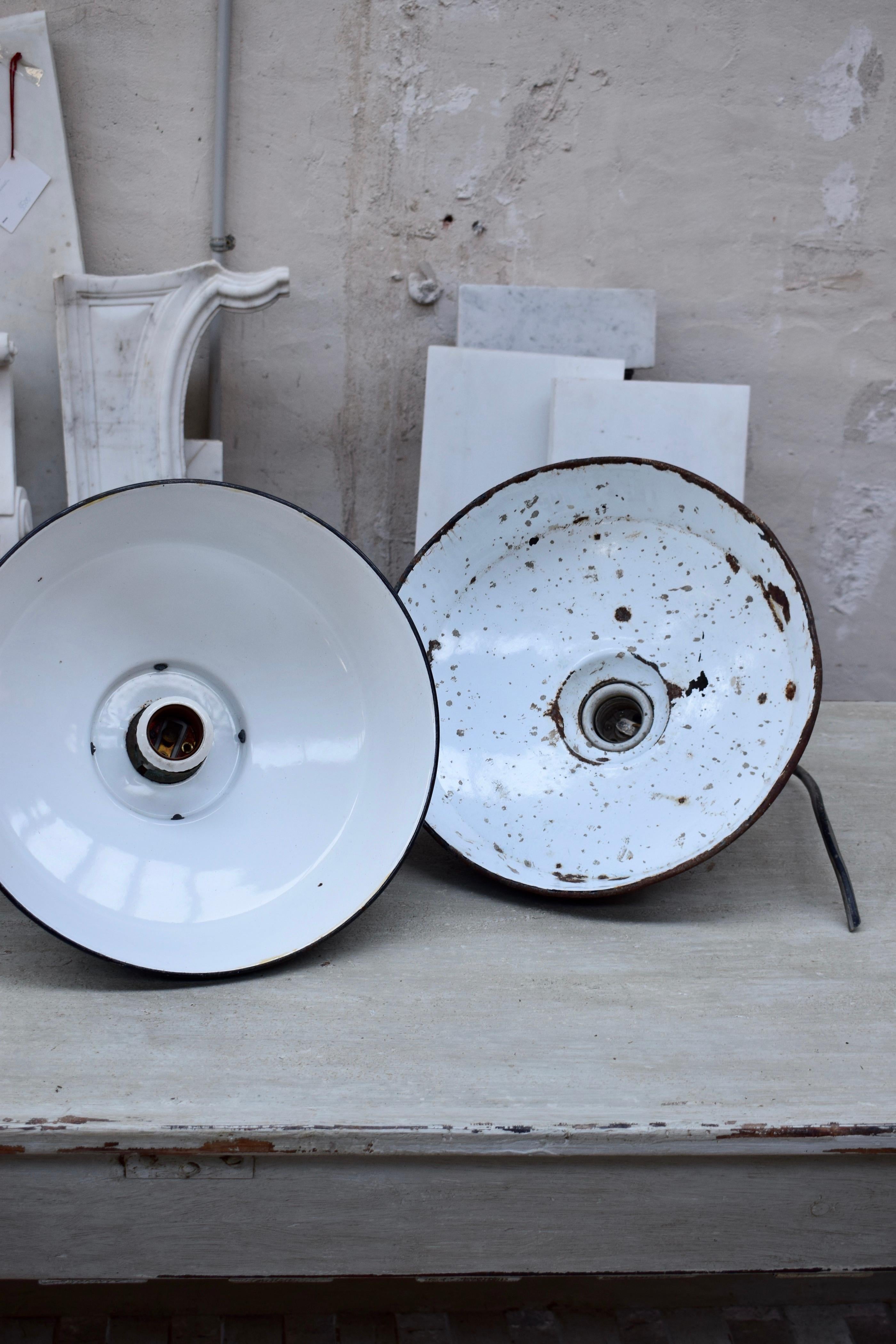 Ensemble de lampes industrielles suspendues en émail noir, datant des années 1940. en vente 4