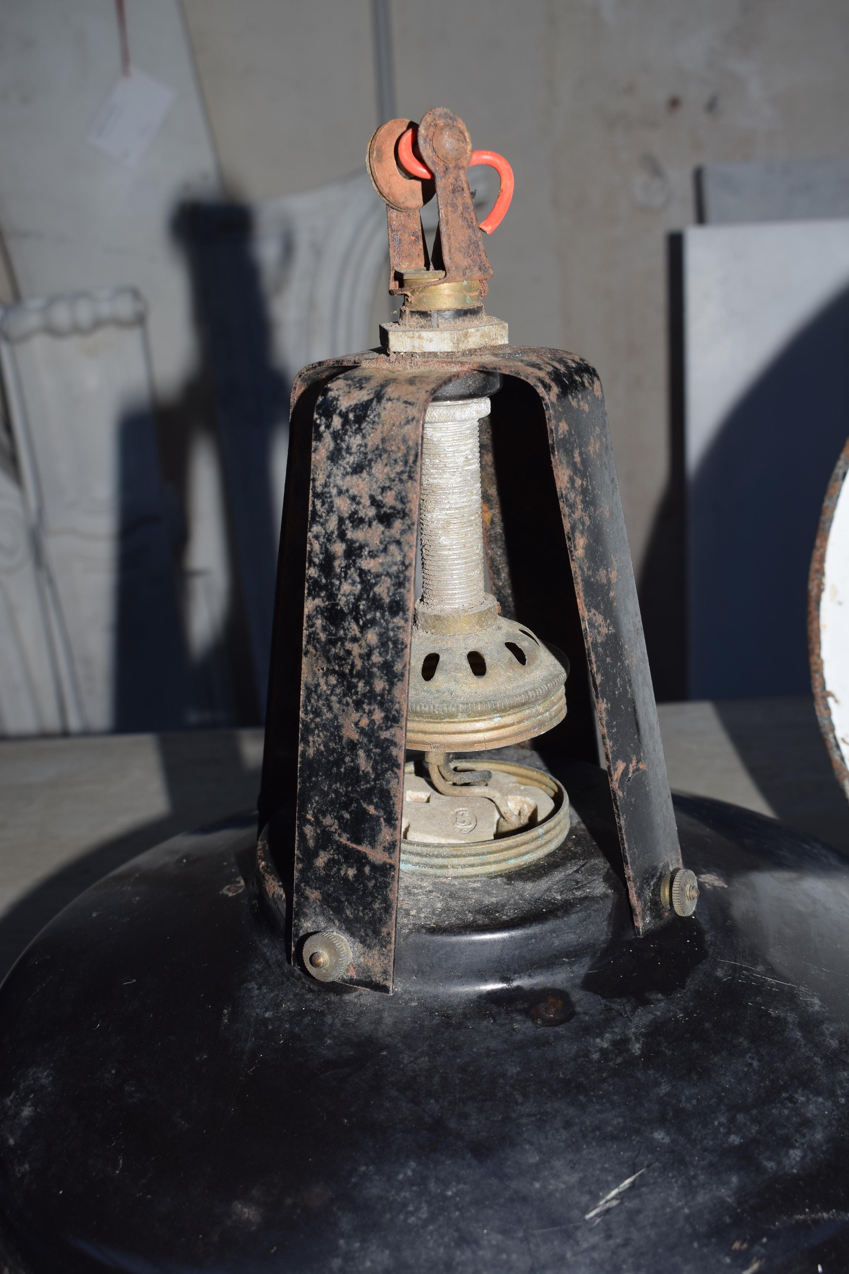 Ensemble de lampes industrielles suspendues en émail noir, datant des années 1940. en vente 8