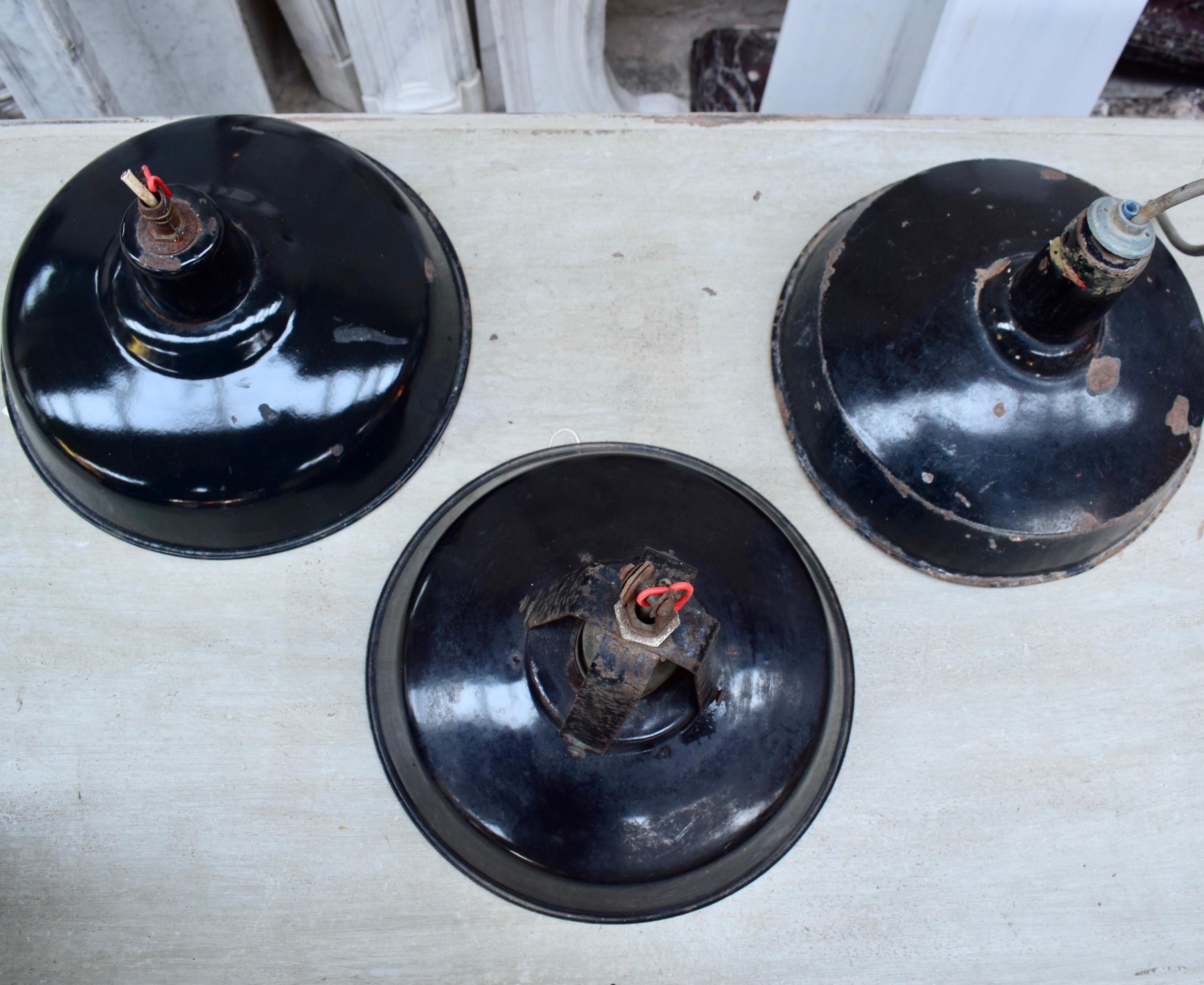 Ensemble de lampes industrielles suspendues en émail noir, datant des années 1940. en vente 9