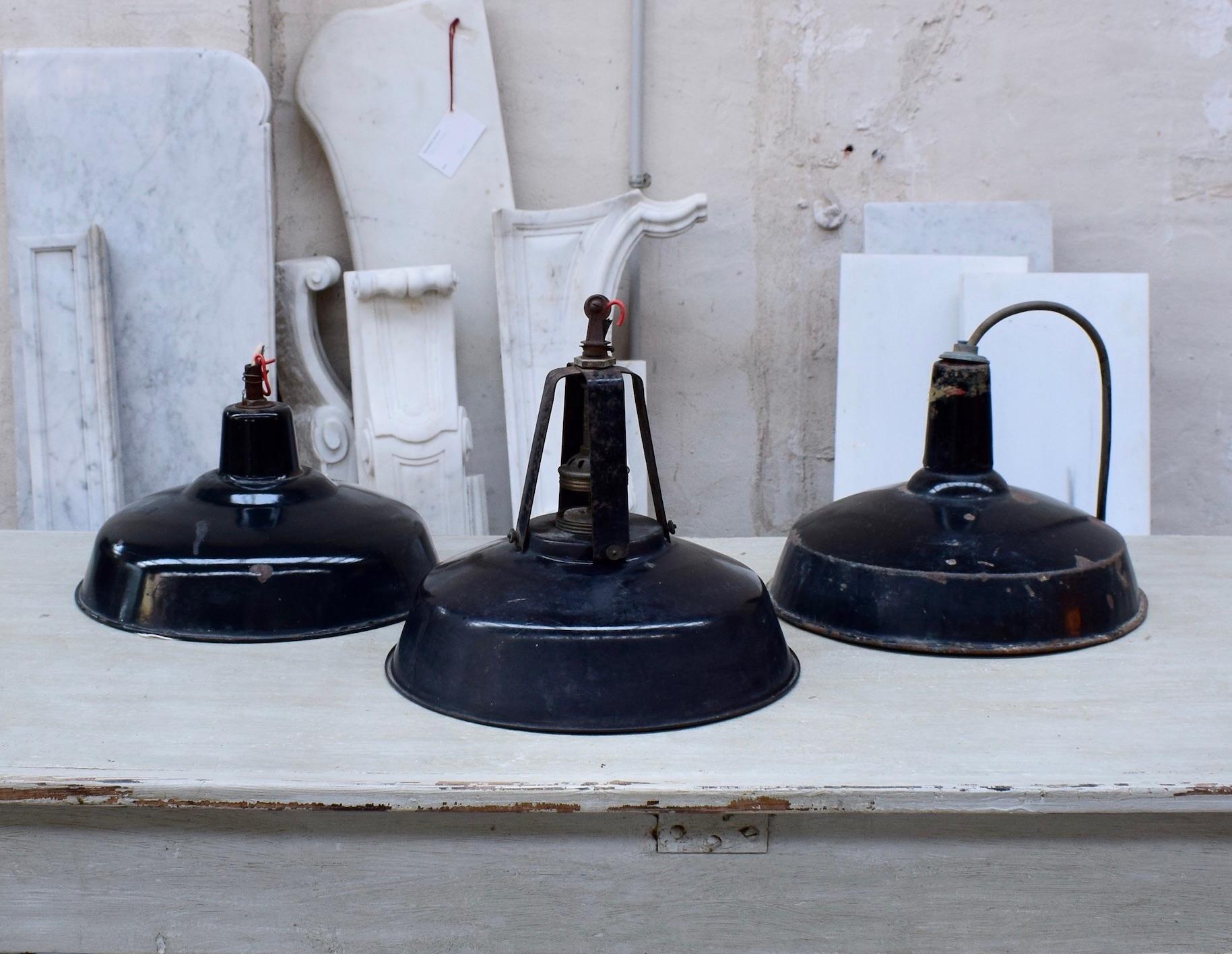 Un ensemble de trois lampes suspendues fabriquées en Espagne dans les années 1930/1940. Ils auraient été utilisés auparavant dans des usines. Elles sont fabriquées en métal émaillé et sont dans leur état d'origine avec des signes d'âge et