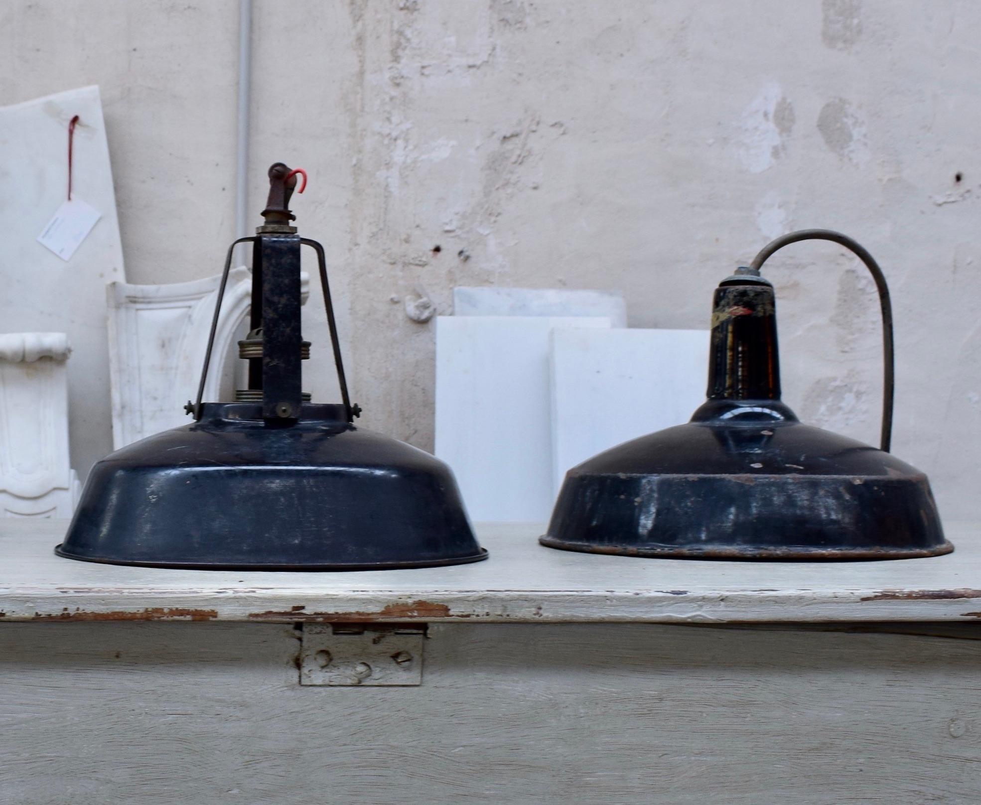 Espagnol Ensemble de lampes industrielles suspendues en émail noir, datant des années 1940. en vente