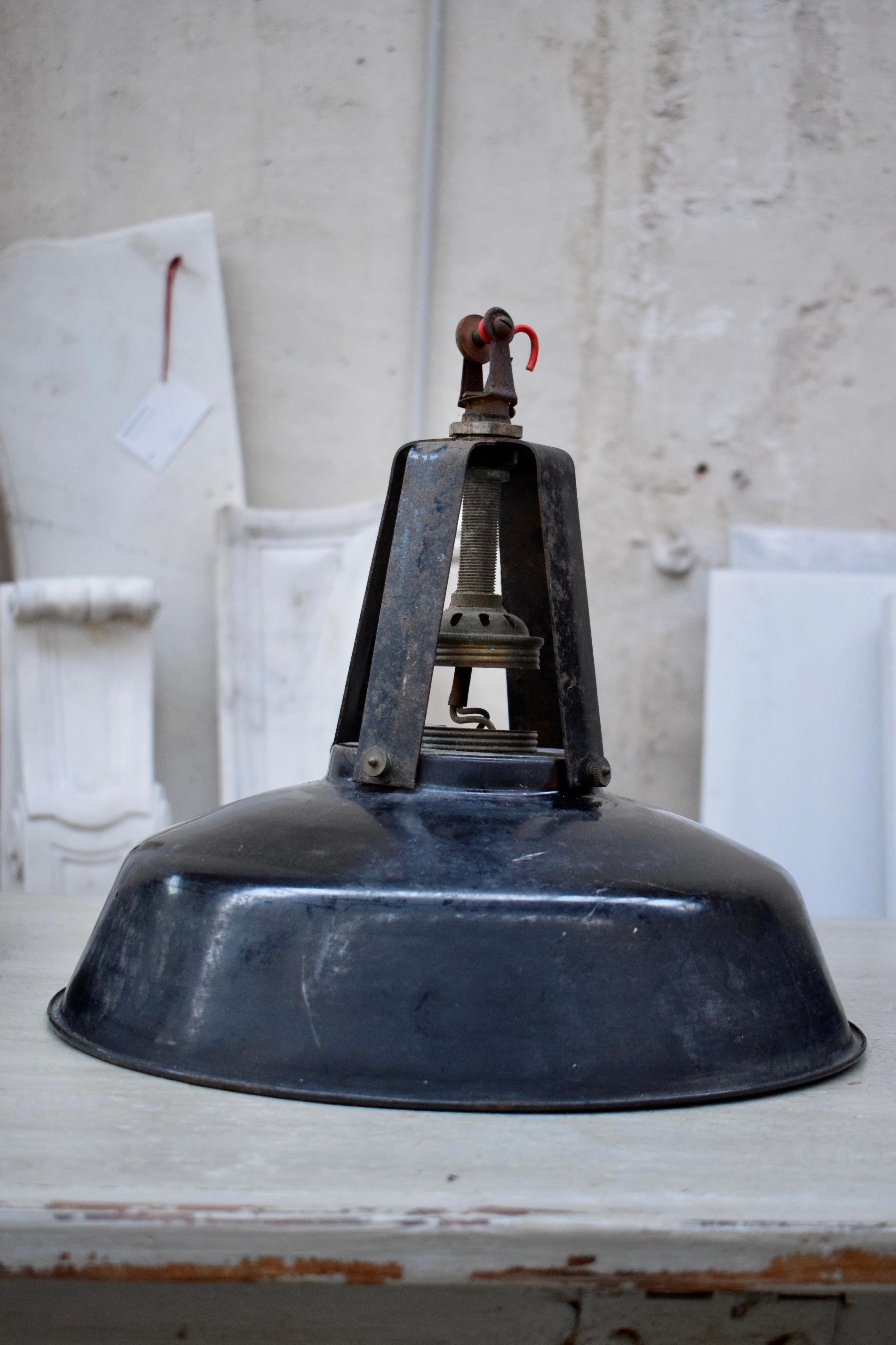 Galvanisé Ensemble de lampes industrielles suspendues en émail noir, datant des années 1940. en vente