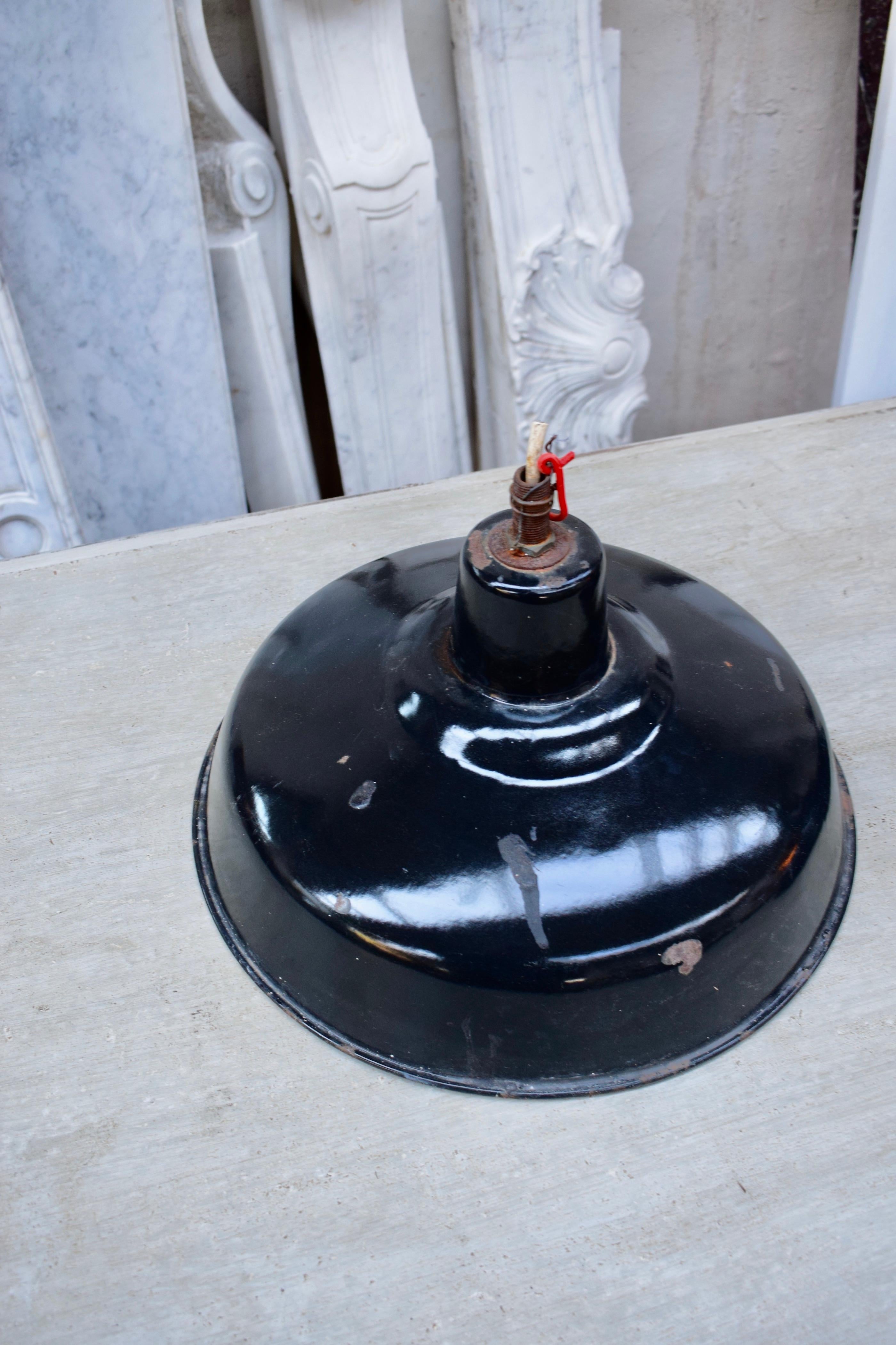20ième siècle Ensemble de lampes industrielles suspendues en émail noir, datant des années 1940. en vente