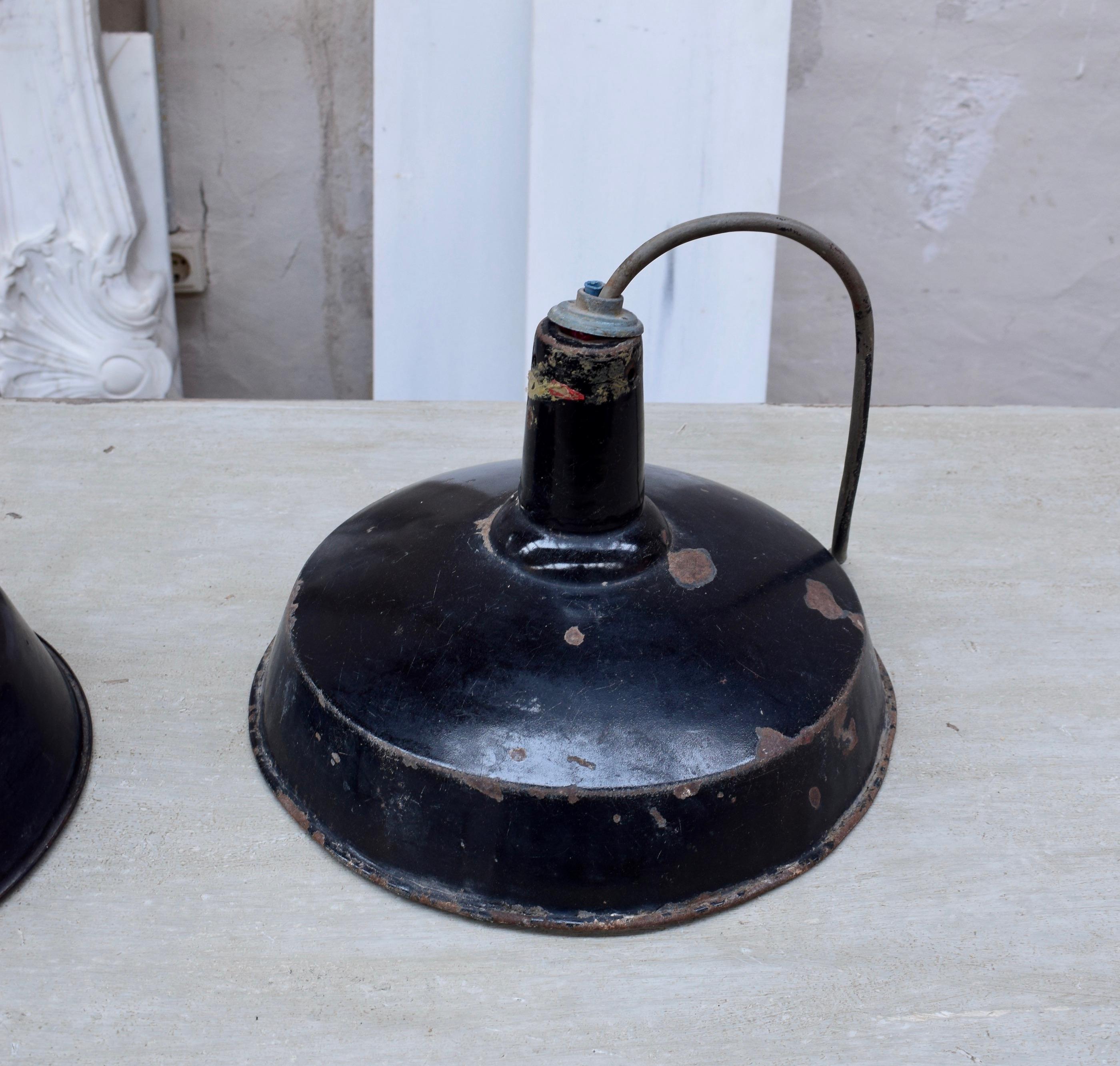 Métal Ensemble de lampes industrielles suspendues en émail noir, datant des années 1940. en vente
