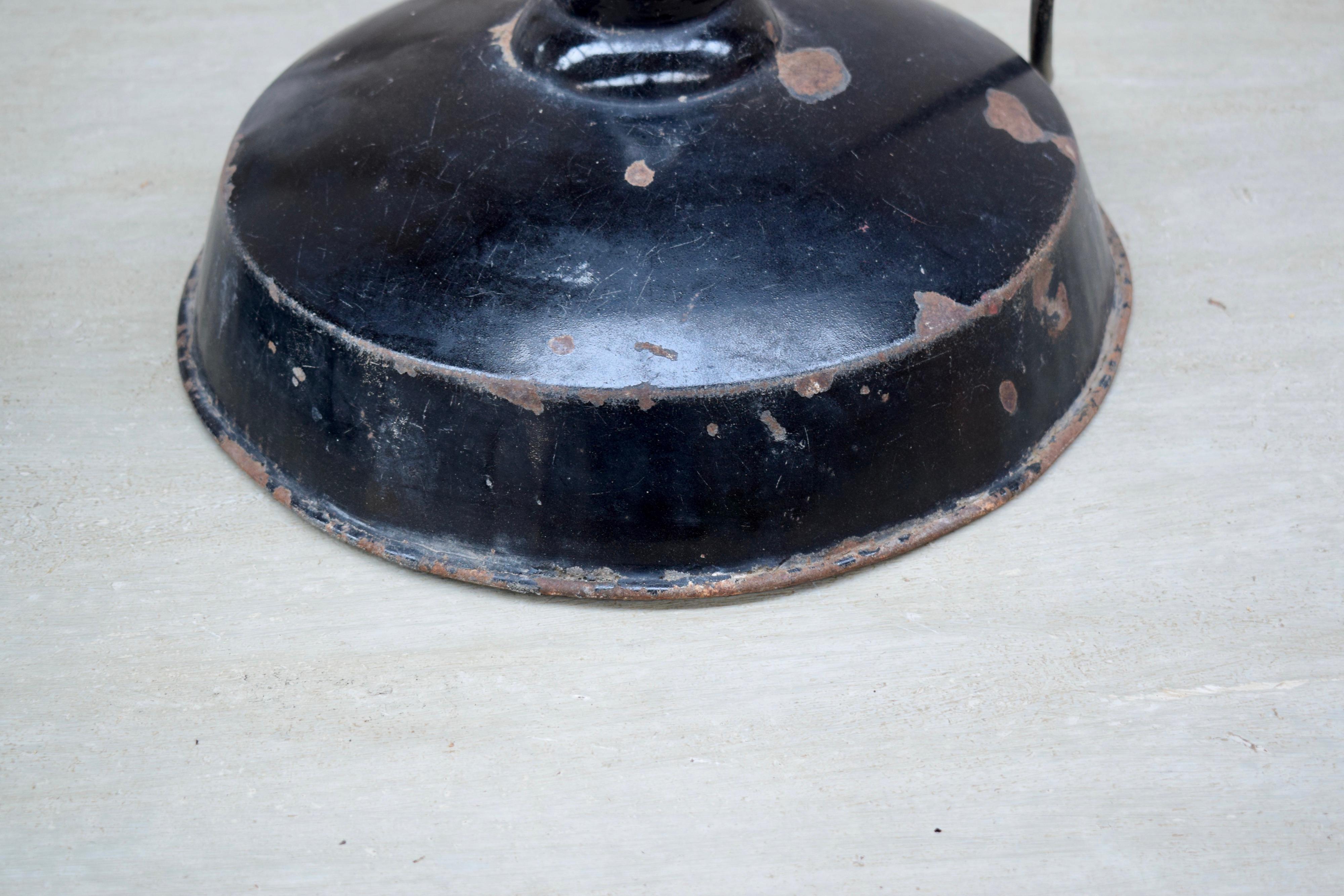 Ensemble de lampes industrielles suspendues en émail noir, datant des années 1940. en vente 1