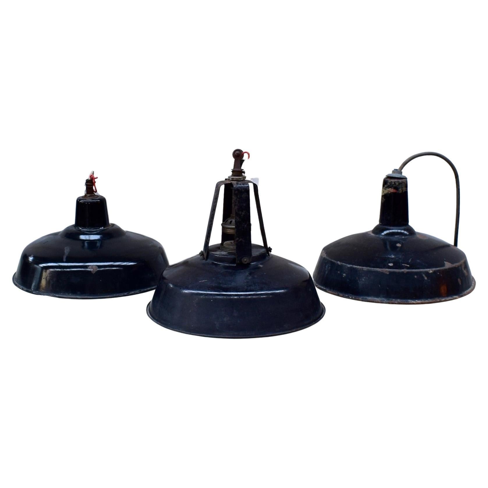 Un set di lampade industriali a sospensione in smalto nero del 1940 circa