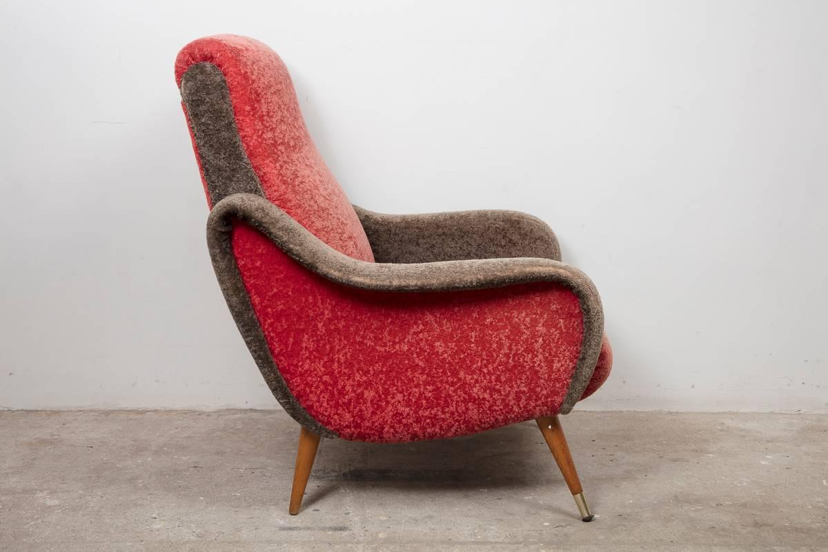 Beautiful armchairs organic and sculptural designed examples of Italian design from the 1950s upholstered in the original colors grey and red velvet.
A comfortable set of lady chairs in the style of Marco Zanuso.