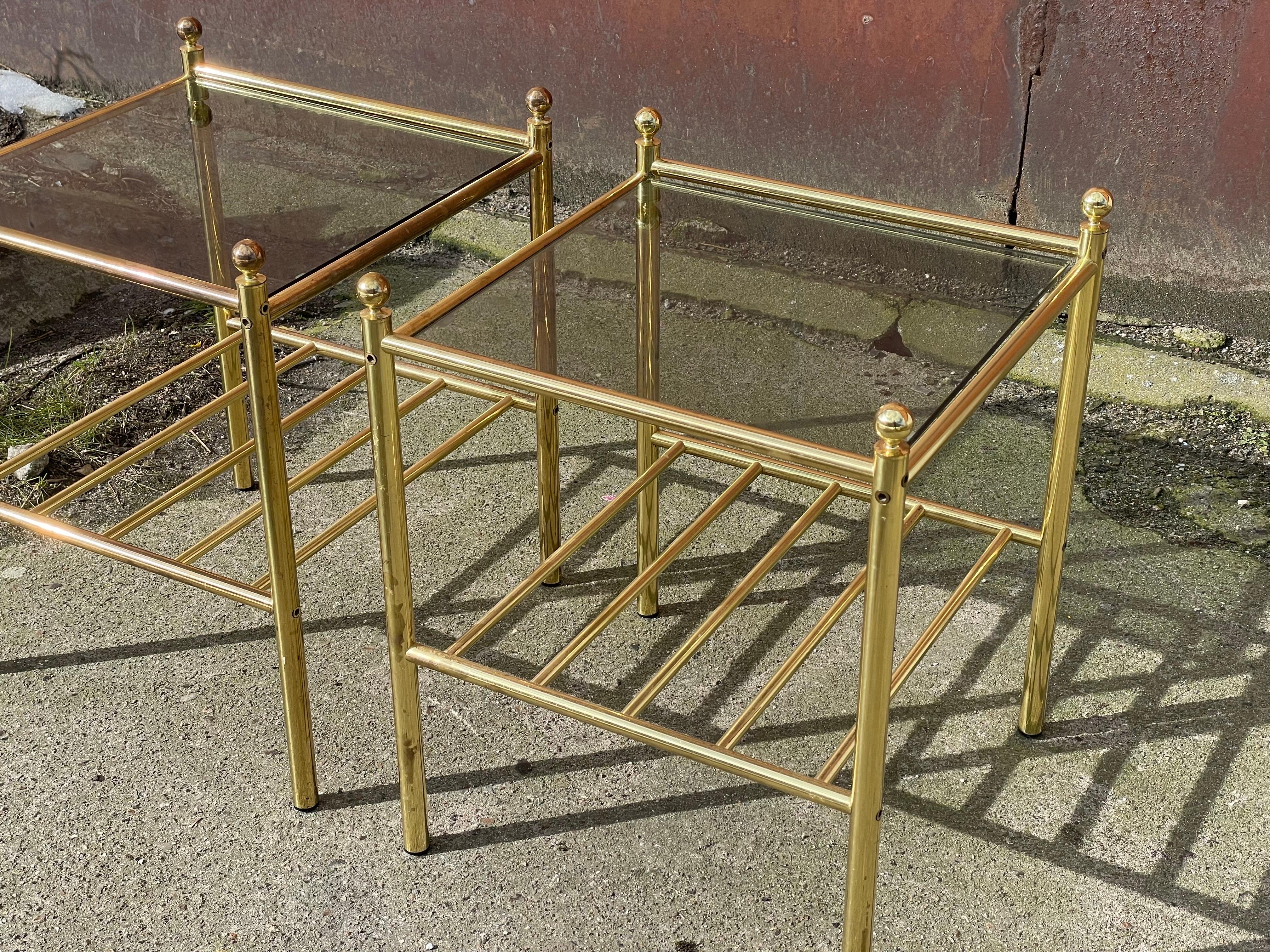 Late 20th Century Set of Italian 1980s Mid-Century Modern Nightstands in Brass and Glass For Sale