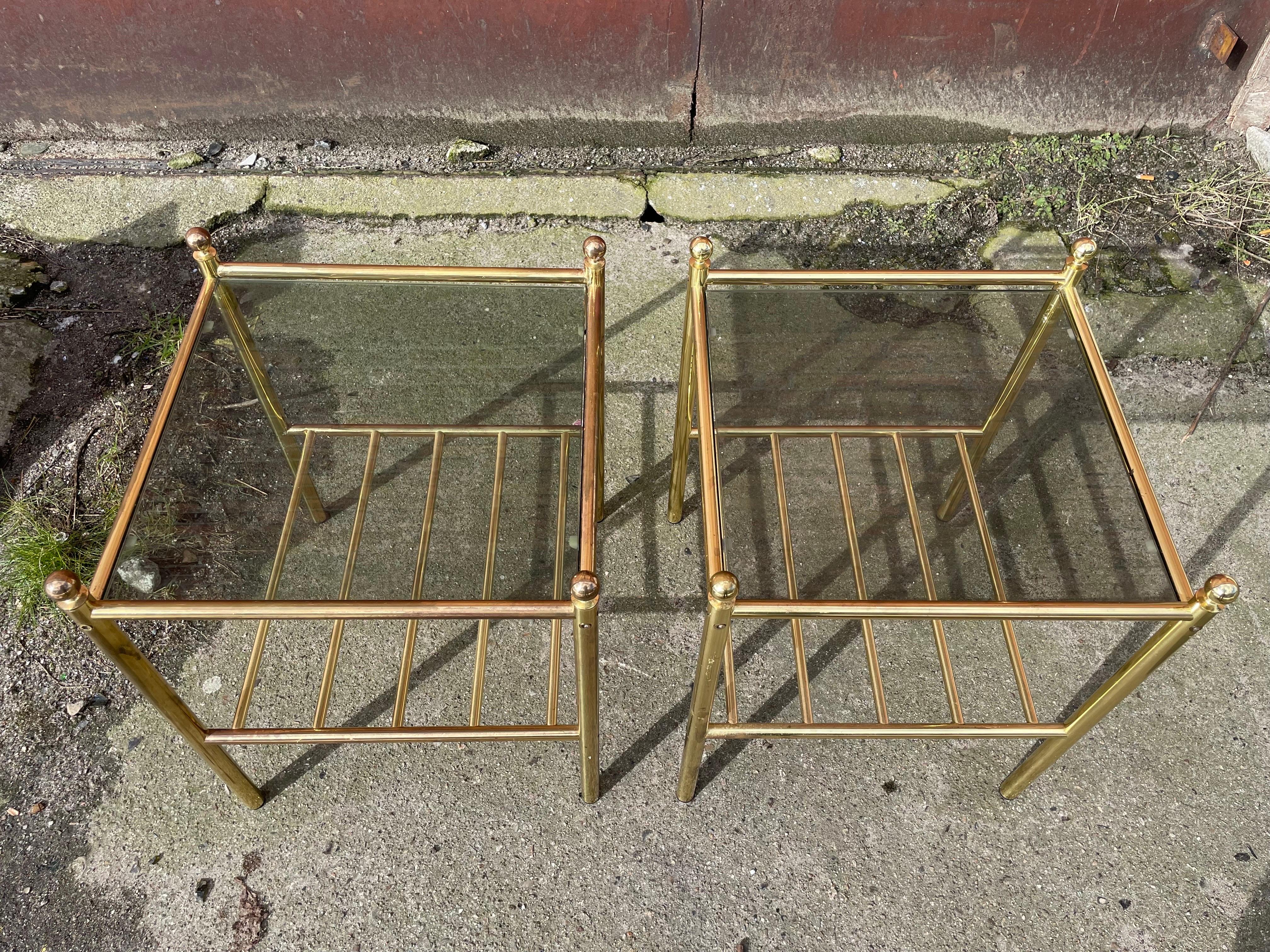 Set of Italian 1980s Mid-Century Modern Nightstands in Brass and Glass For Sale 2
