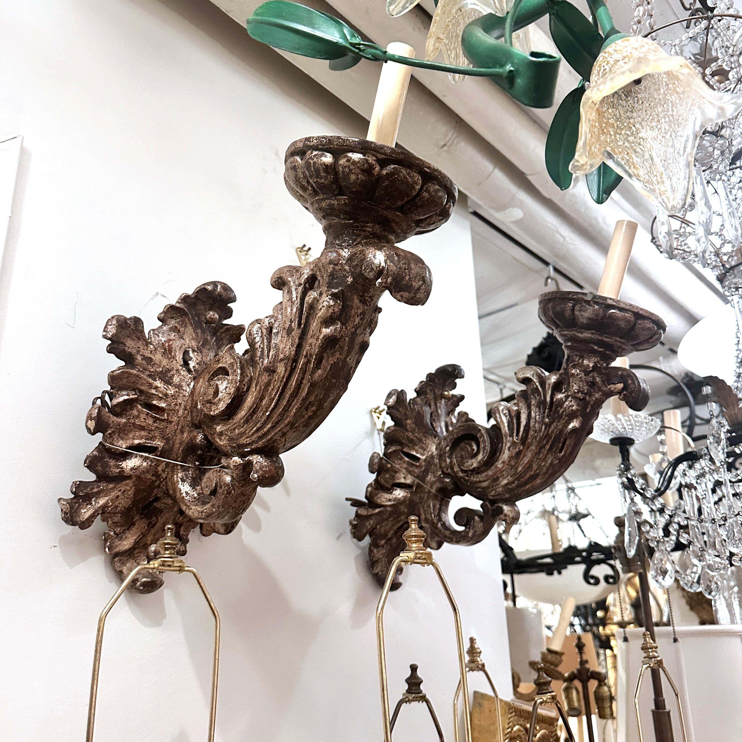 Un set di lampade italiane in legno intagliato e argentato, vendute a coppia in vendita 3