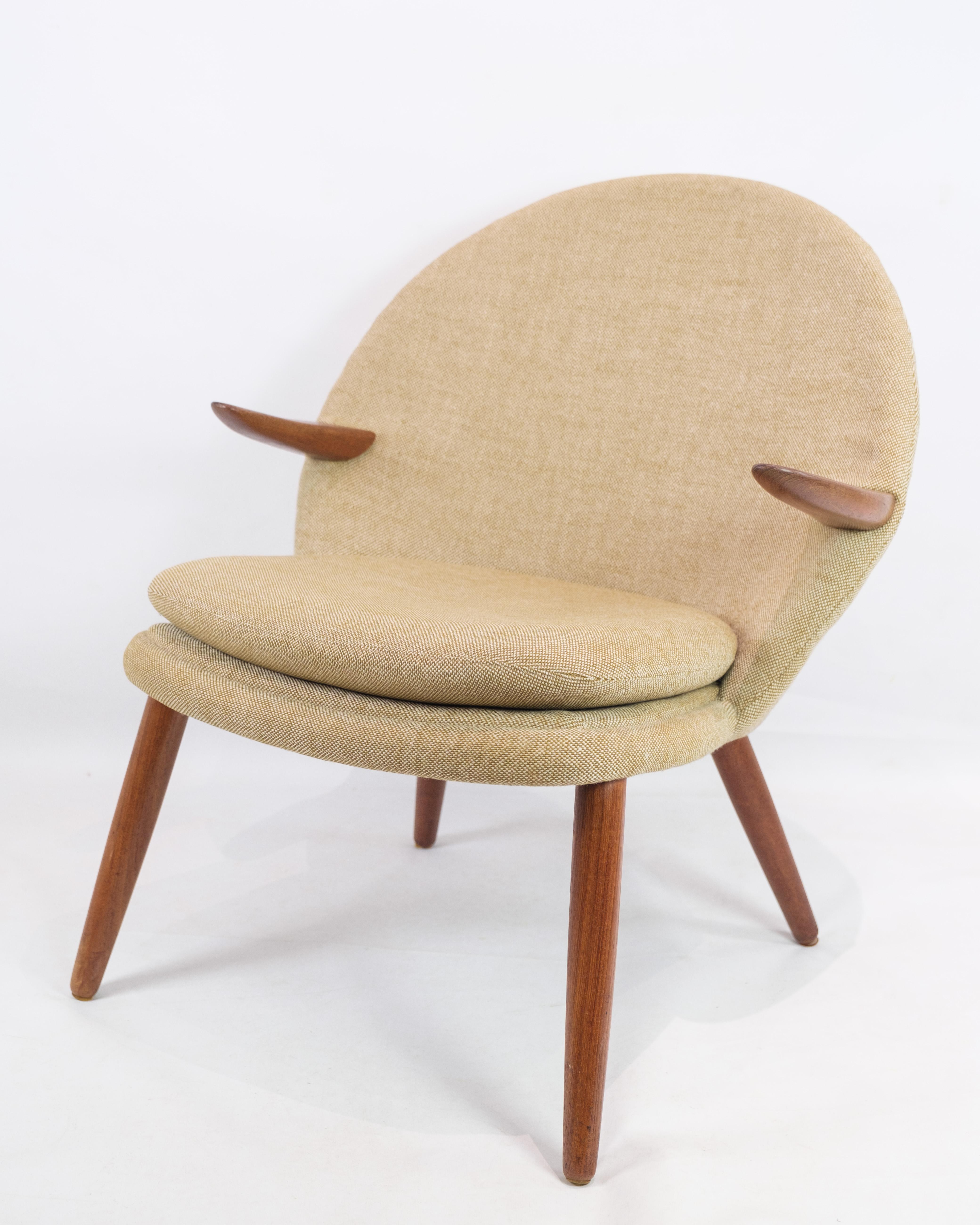 A set of Kurt Olsen teak armchairs for Glostrup Møbelfabrik from around the 1960s. Stands in fine used condition with original wool fabric, but could use a reupholstery.
Dimensions in cm: H: 77 W: 70 D: 54 SH: 44
Great condition

This product