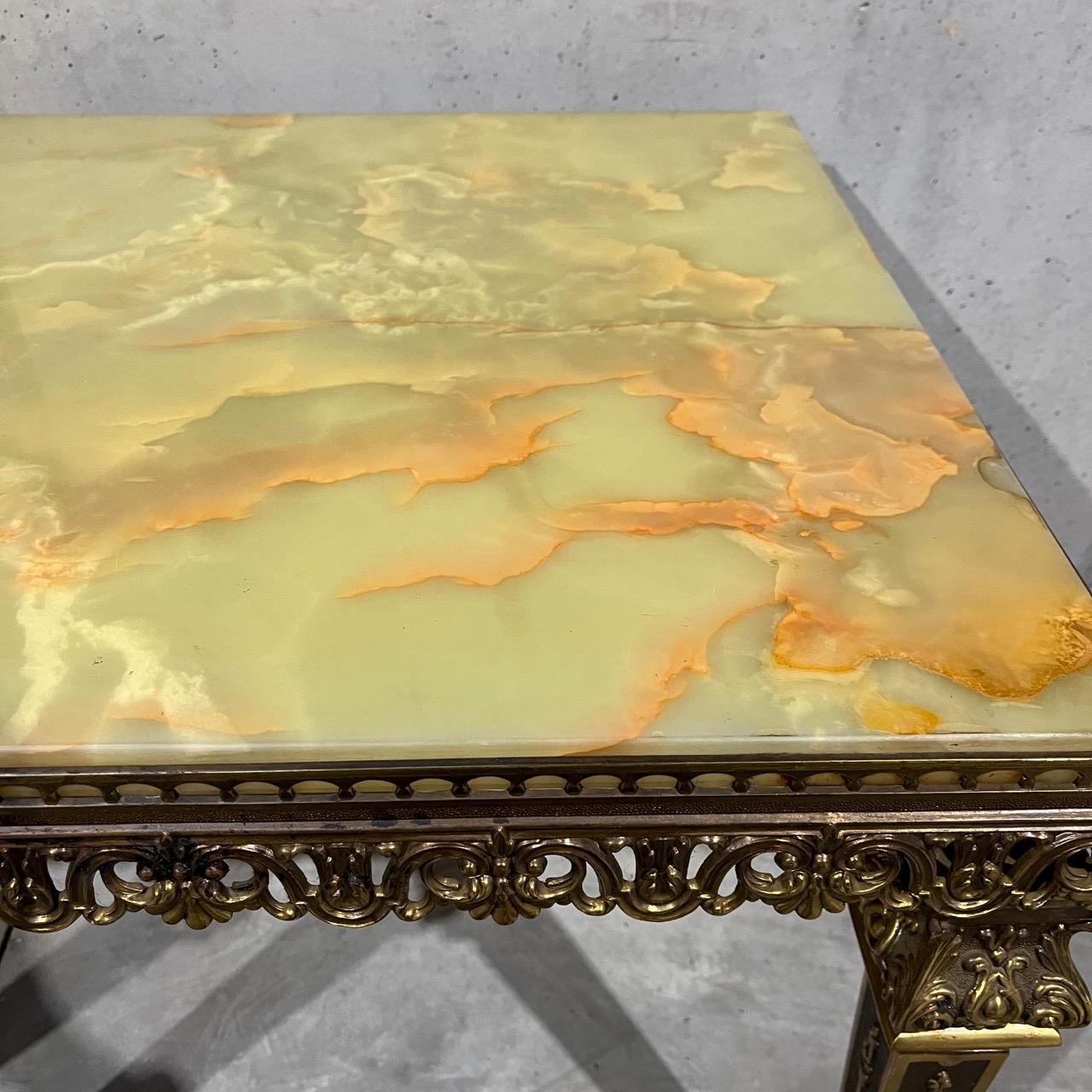 Un ensemble de tables de salon en laiton et marbre  Italie, milieu du siècle en vente 4