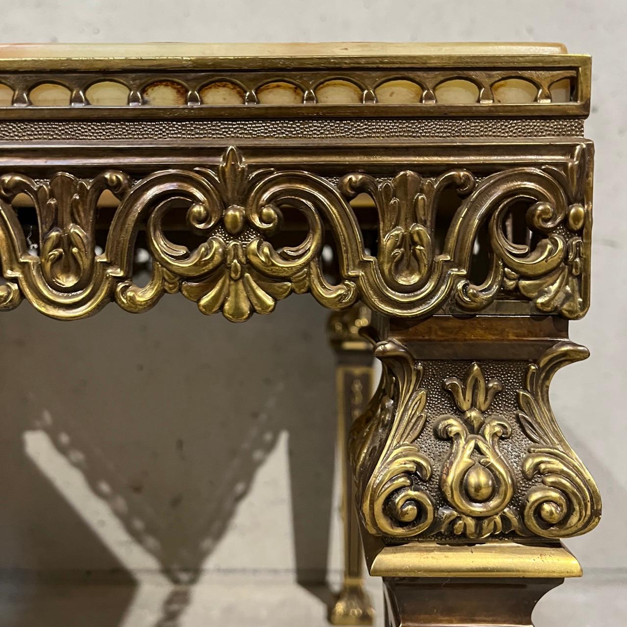 Un ensemble de tables de salon en laiton et marbre  Italie, milieu du siècle en vente 8