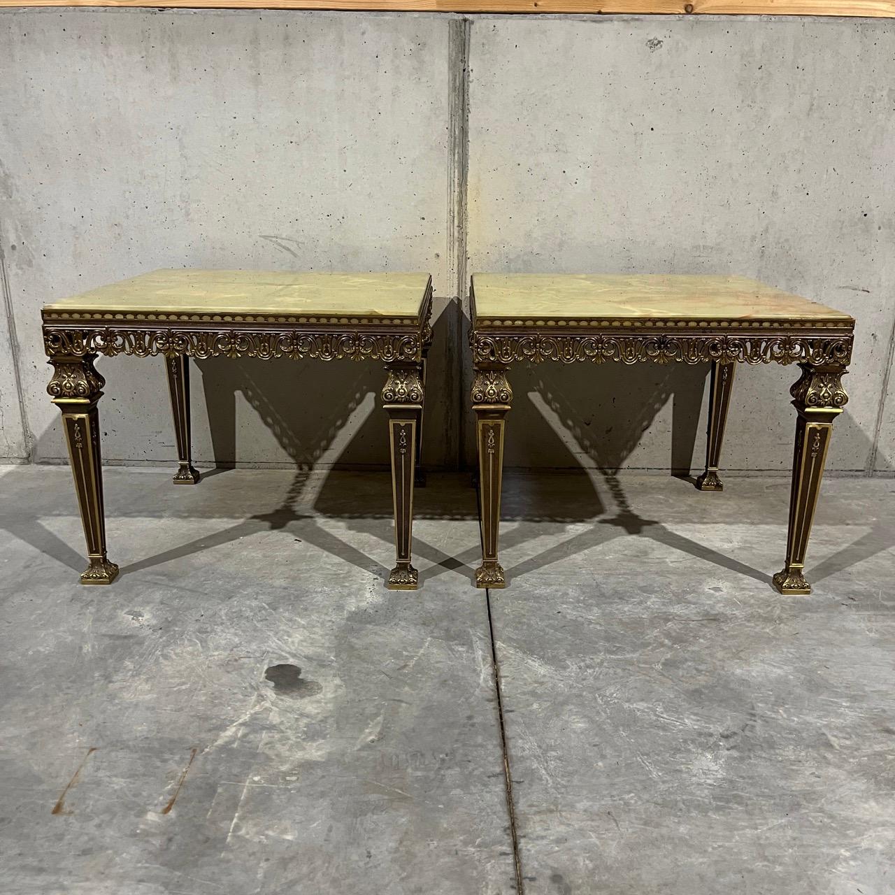 ✓ Haute qualité
Stylé et noble 
✓ Design/One
 ✓ Table en marbre assortie dans la gamme

Dimensions : 
L : 60cm H : 49cm P : 60cm

Objet : 2 tables en marbre vintage
Numéro d'article : 1035
Origine : Italie  Mid-Century
Matière : Laiton,