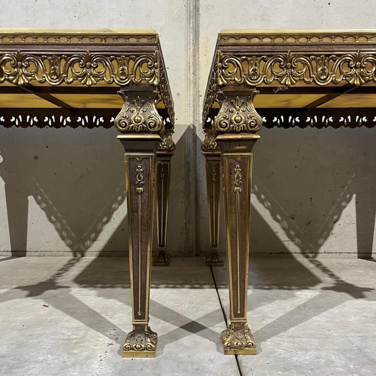 Néo-baroque Un ensemble de tables de salon en laiton et marbre  Italie, milieu du siècle en vente
