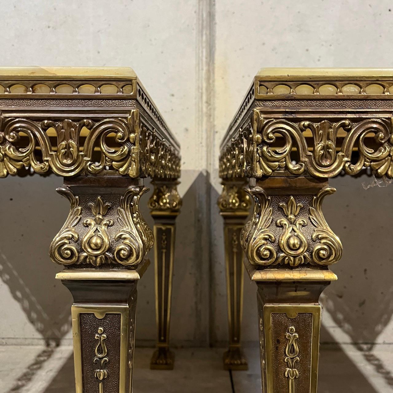 italien Un ensemble de tables de salon en laiton et marbre  Italie, milieu du siècle en vente