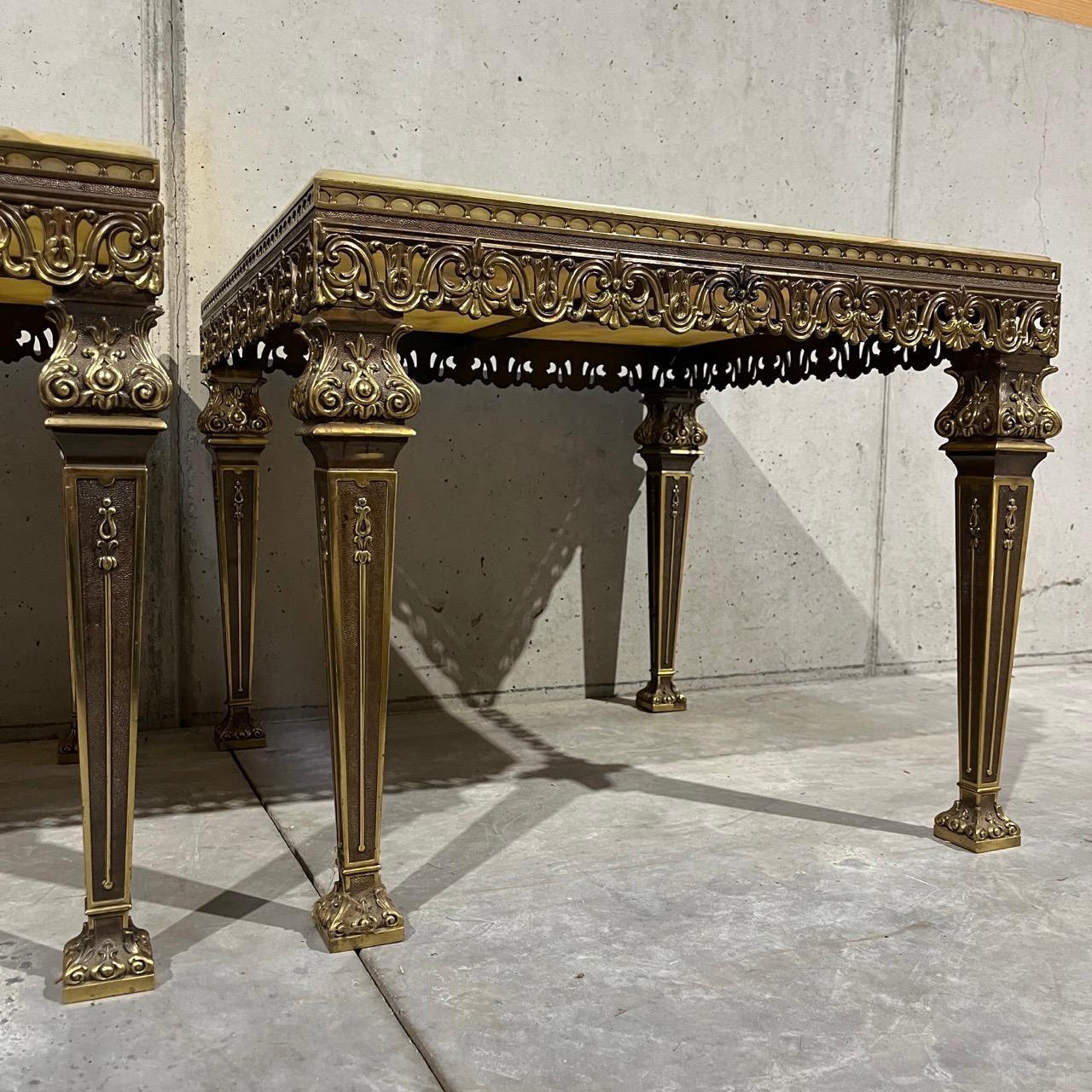 20ième siècle Un ensemble de tables de salon en laiton et marbre  Italie, milieu du siècle en vente