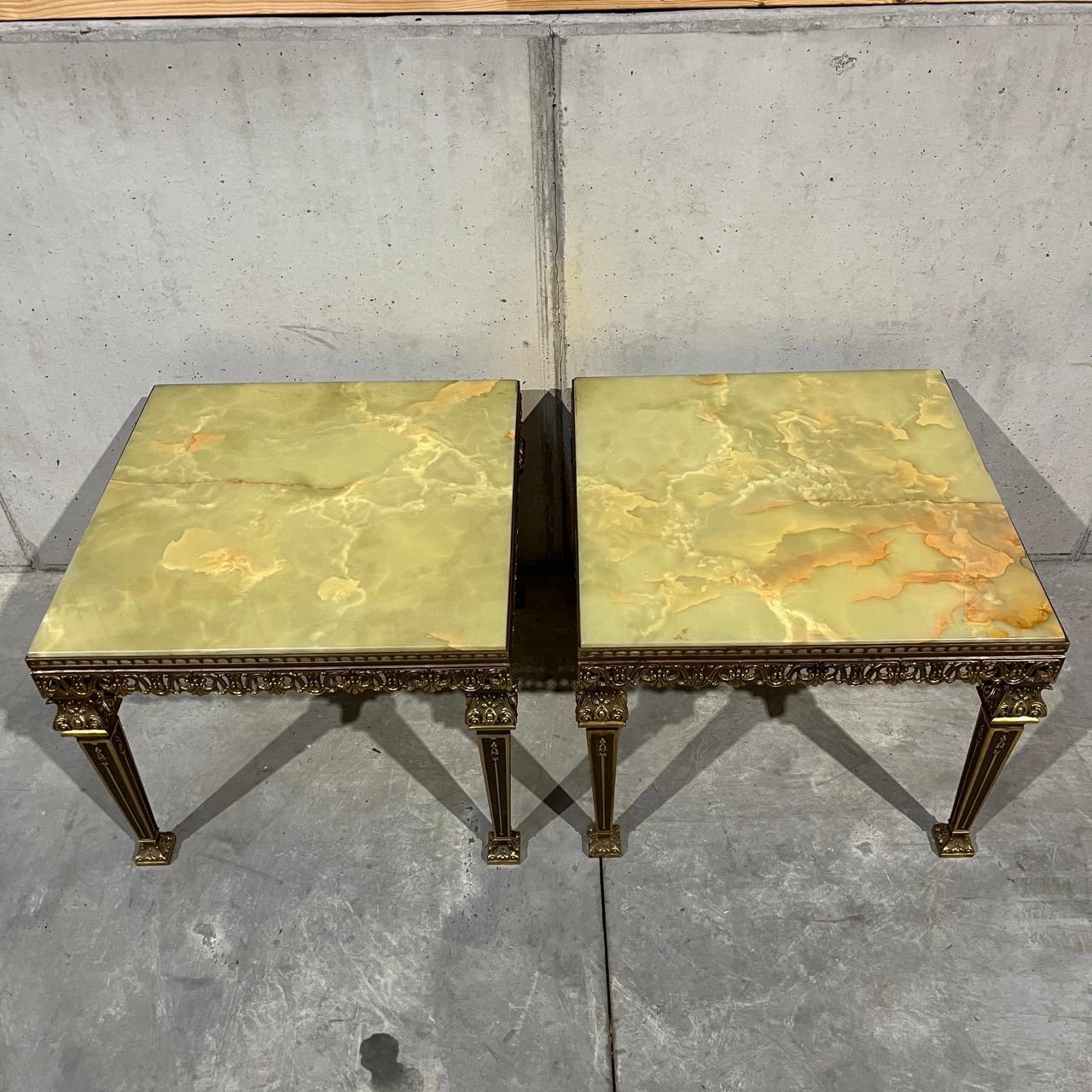 Laiton Un ensemble de tables de salon en laiton et marbre  Italie, milieu du siècle en vente