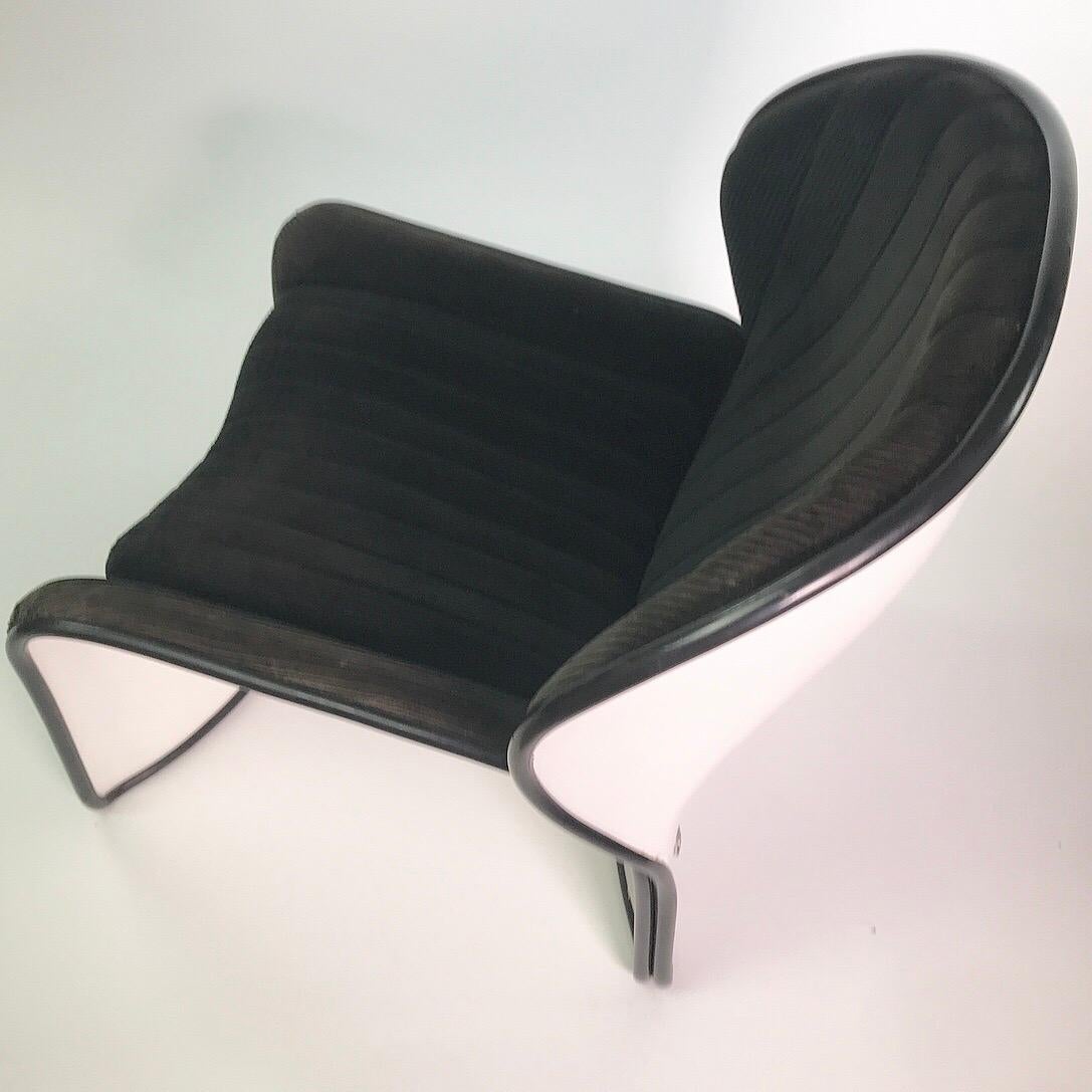 A beautiful and rare set of two Lotus lounge chairs by André Vandenbeuck for Strässle Switzerland 1969.

So if you are on the outlook for a stunning set of Space Age styled easy chairs this set might be for you. 

The white fiberglass shell and