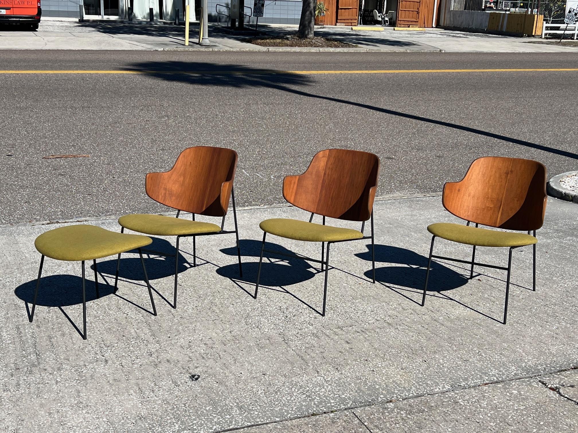 Un superbe ensemble de quatre pièces - trois chaises longues et un ottoman de Kofod Larsen. Fabriqué au Danemark, vers les années 1950. Entièrement restauré, et retapissé dans un tissu d'époque.