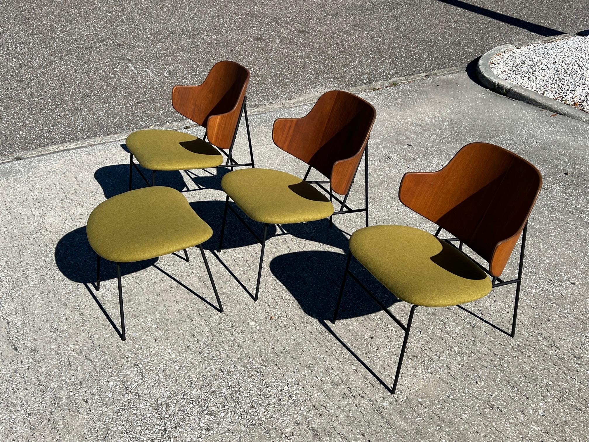Mid-Century Modern Ensemble de chaises basses Kofod Larsen Penguin avec repose-pieds en vente