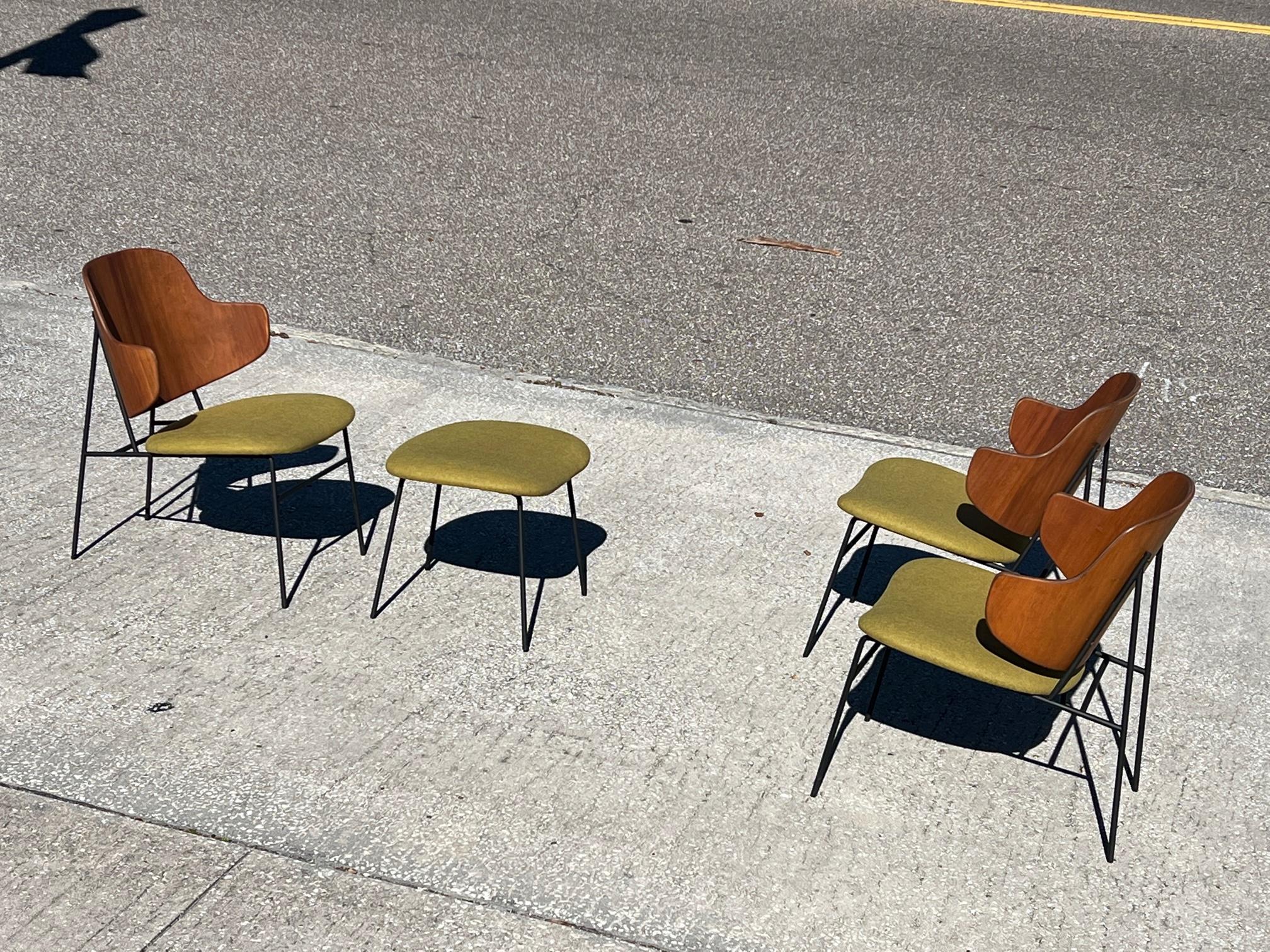 Ensemble de chaises basses Kofod Larsen Penguin avec repose-pieds Bon état - En vente à St.Petersburg, FL