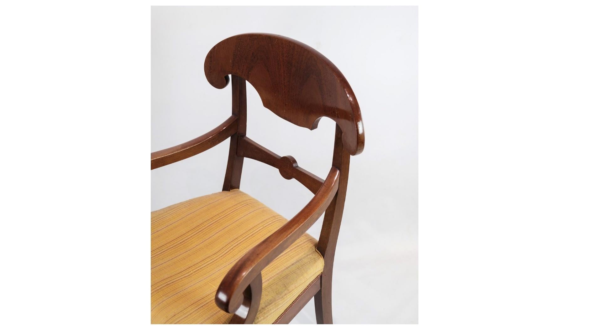 Tissu Ensemble de 2 fauteuils en acajou avec tissu clair des années 1860 en vente