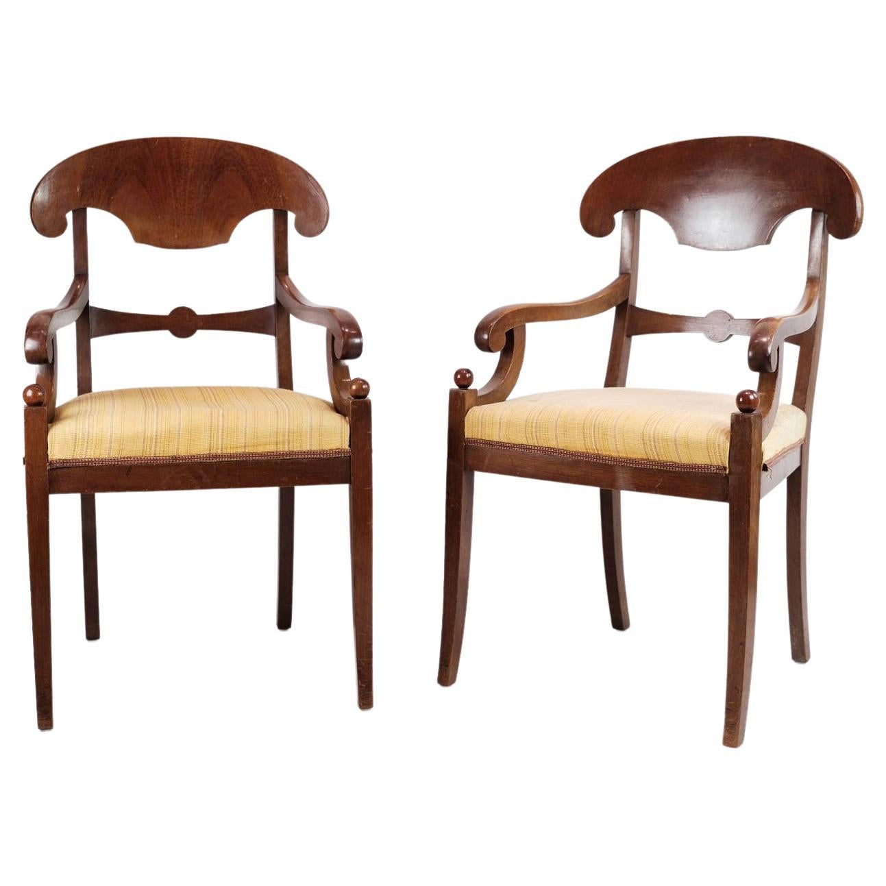 Ensemble de 2 fauteuils en acajou avec tissu clair des années 1860 en vente