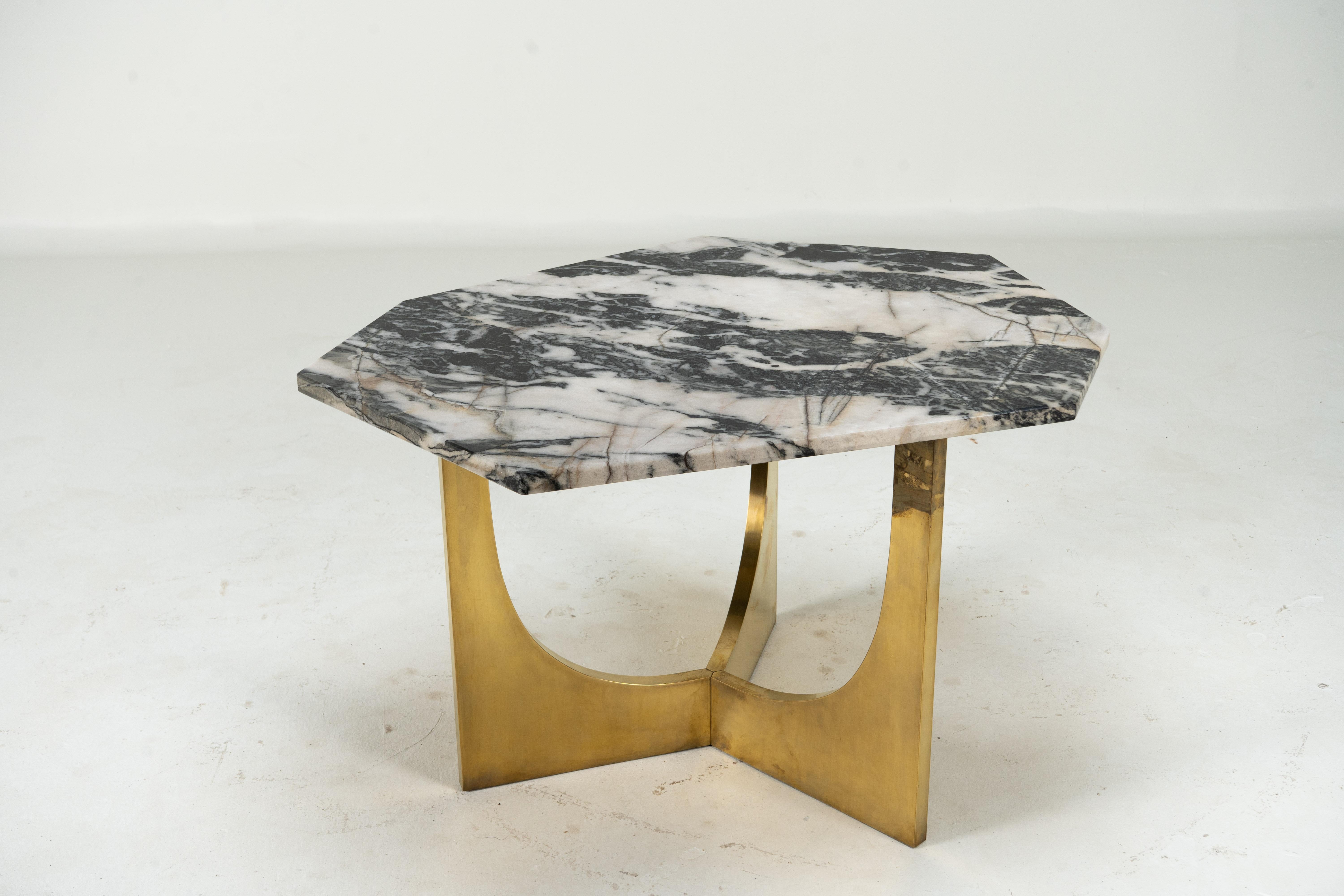 Table basse en marbre et laiton Bon état - En vente à Chicago, IL