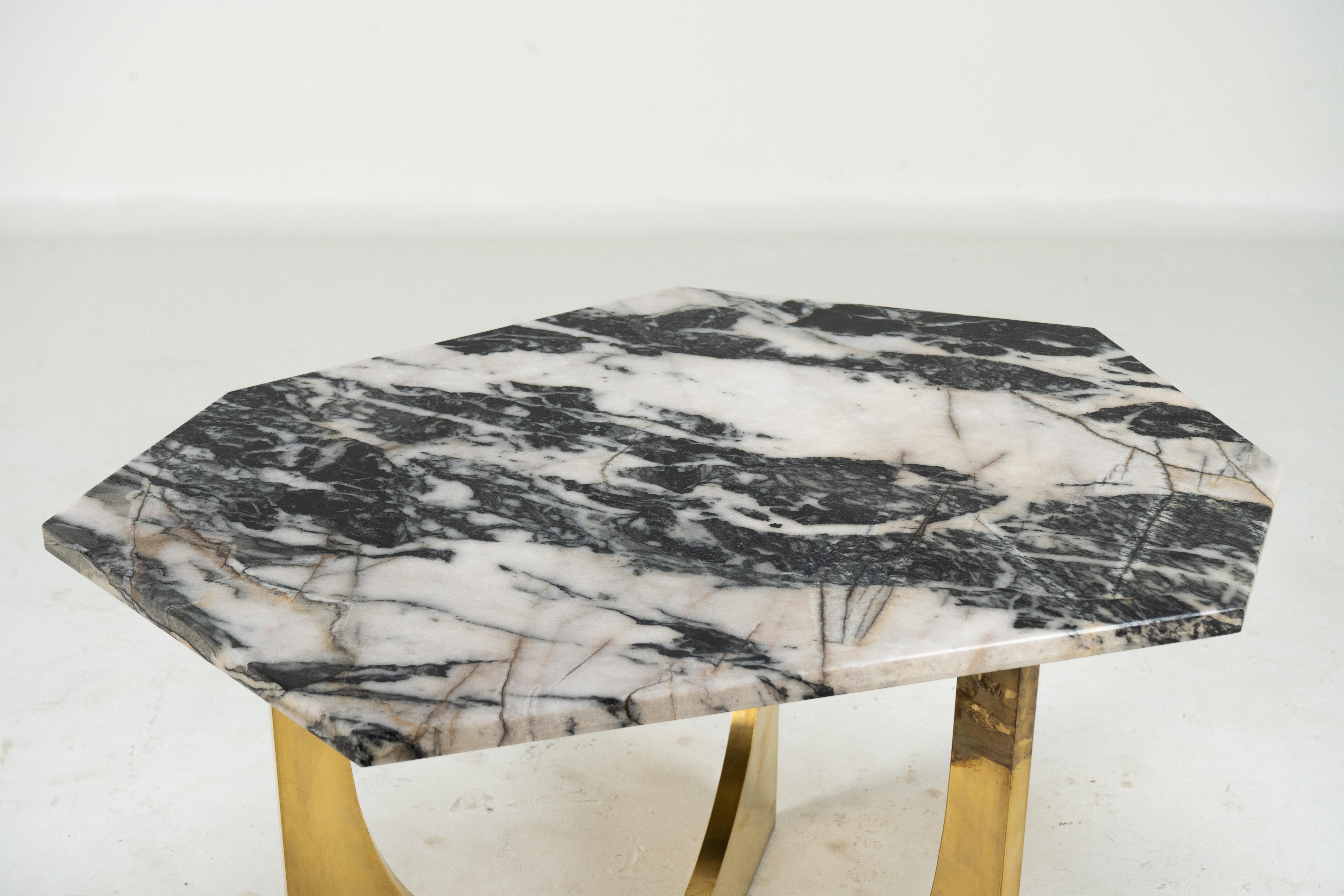XXIe siècle et contemporain Table basse en marbre et laiton en vente