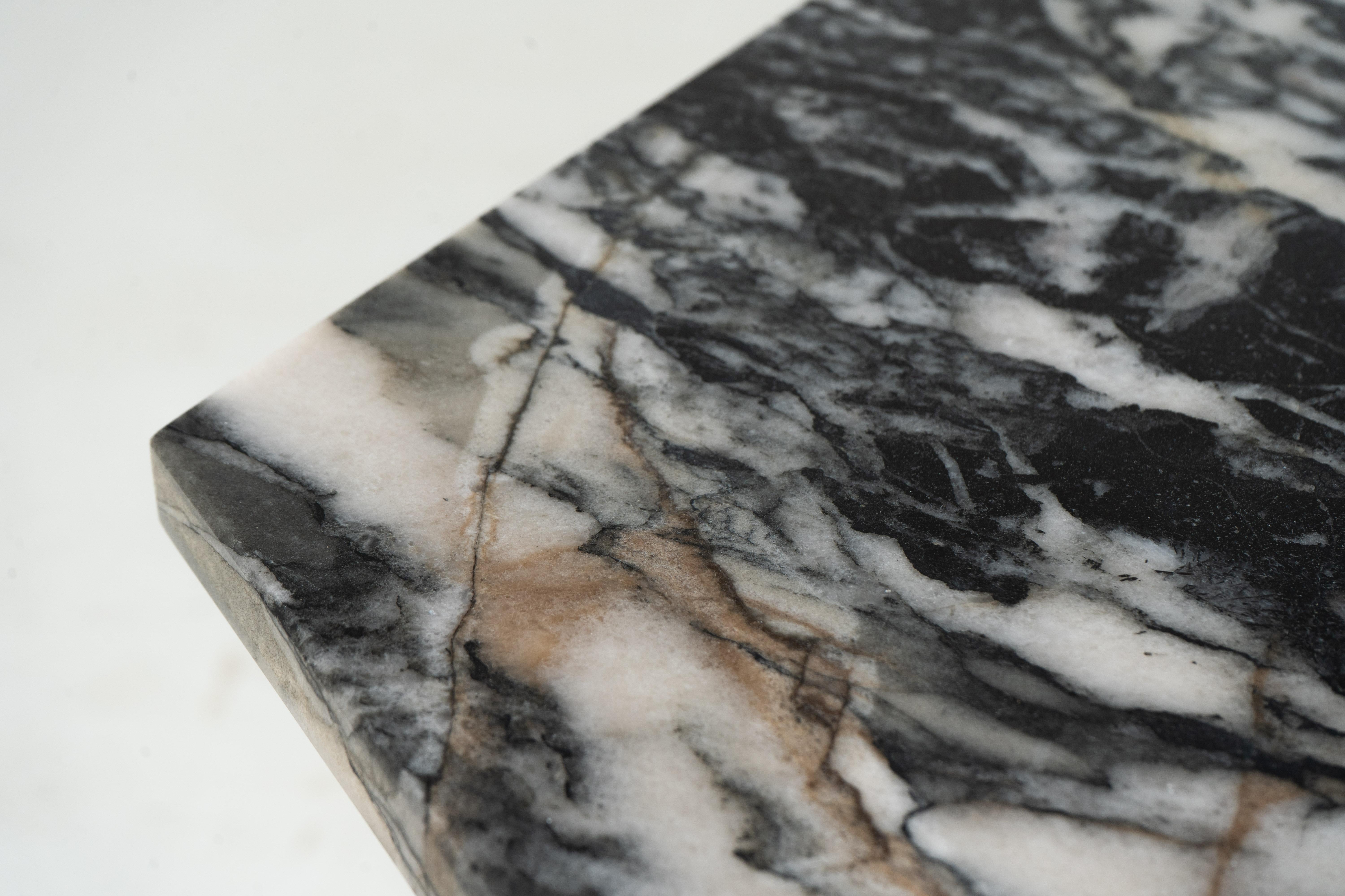 Laiton Table basse en marbre et laiton en vente